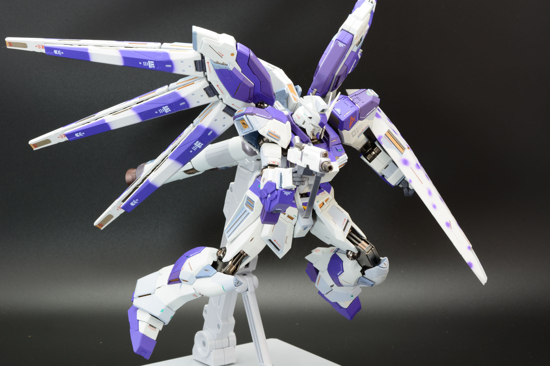 フィンファンネルは基部が大きく可動するので、鳥が翼を拡げたような迫力あるシルエットが作れる