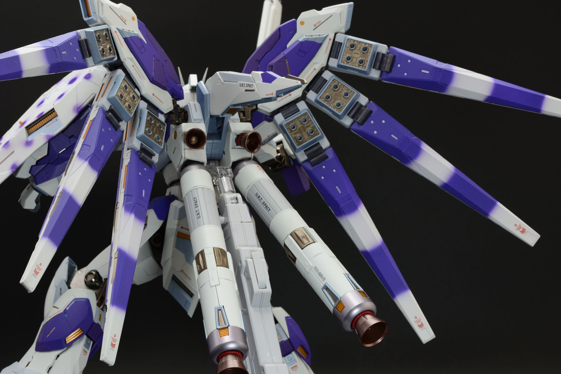 フィンファンネルは基部が大きく可動するので、鳥が翼を拡げたような迫力あるシルエットが作れる