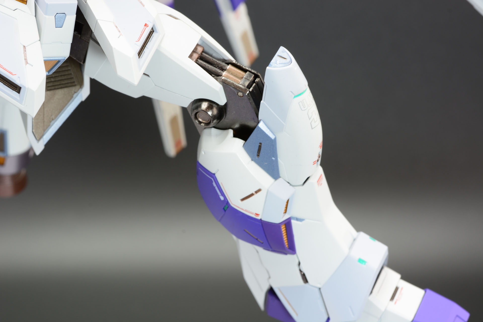 膝は曲げるとピストン状のパーツが現れる