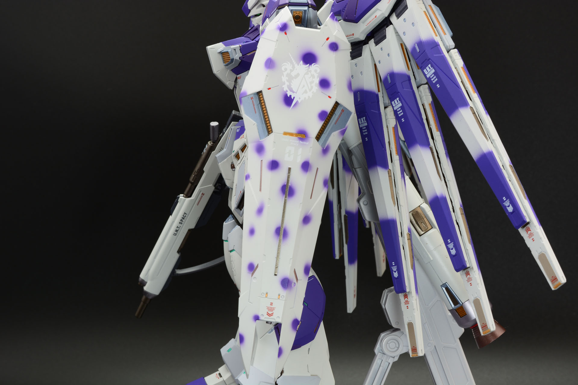 特徴的な水玉迷彩のシールド