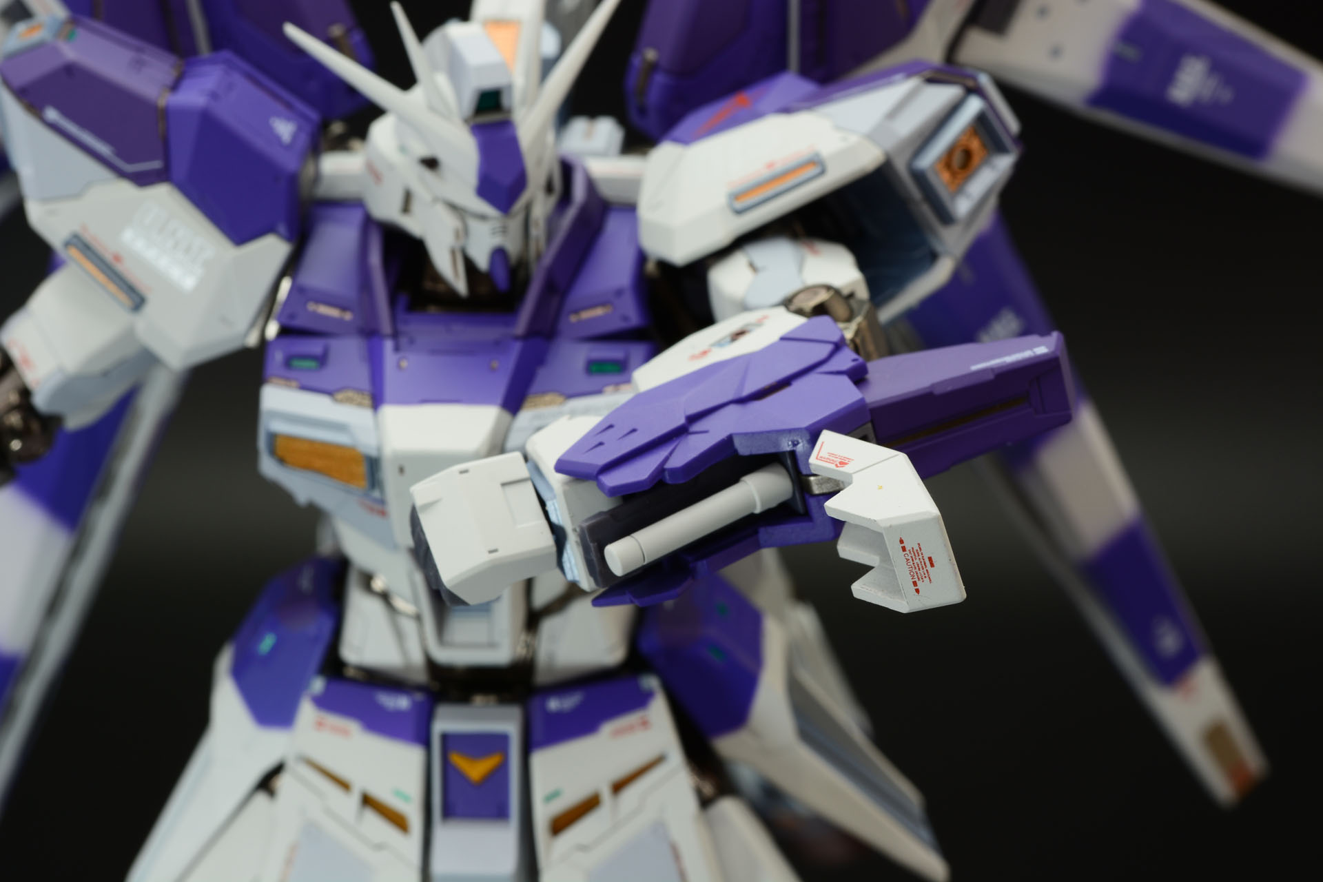 左腕には標準のビーム・サーベルを収納