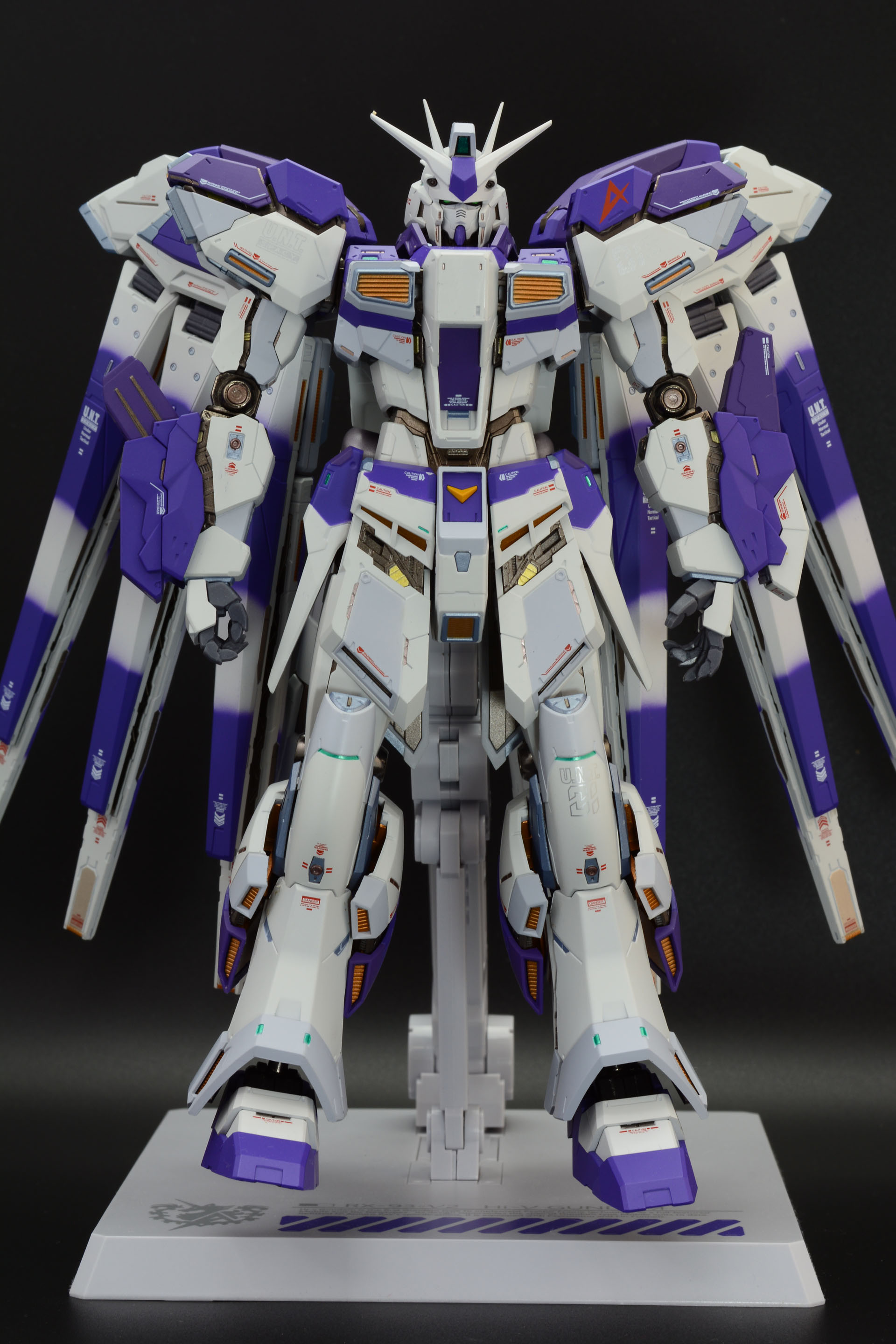 装甲各部が動き内部メカが露出している。ユニコーンガンダムのようにフレームが発光しているわけではないので、全身で見るとちょっと地味かもしれない