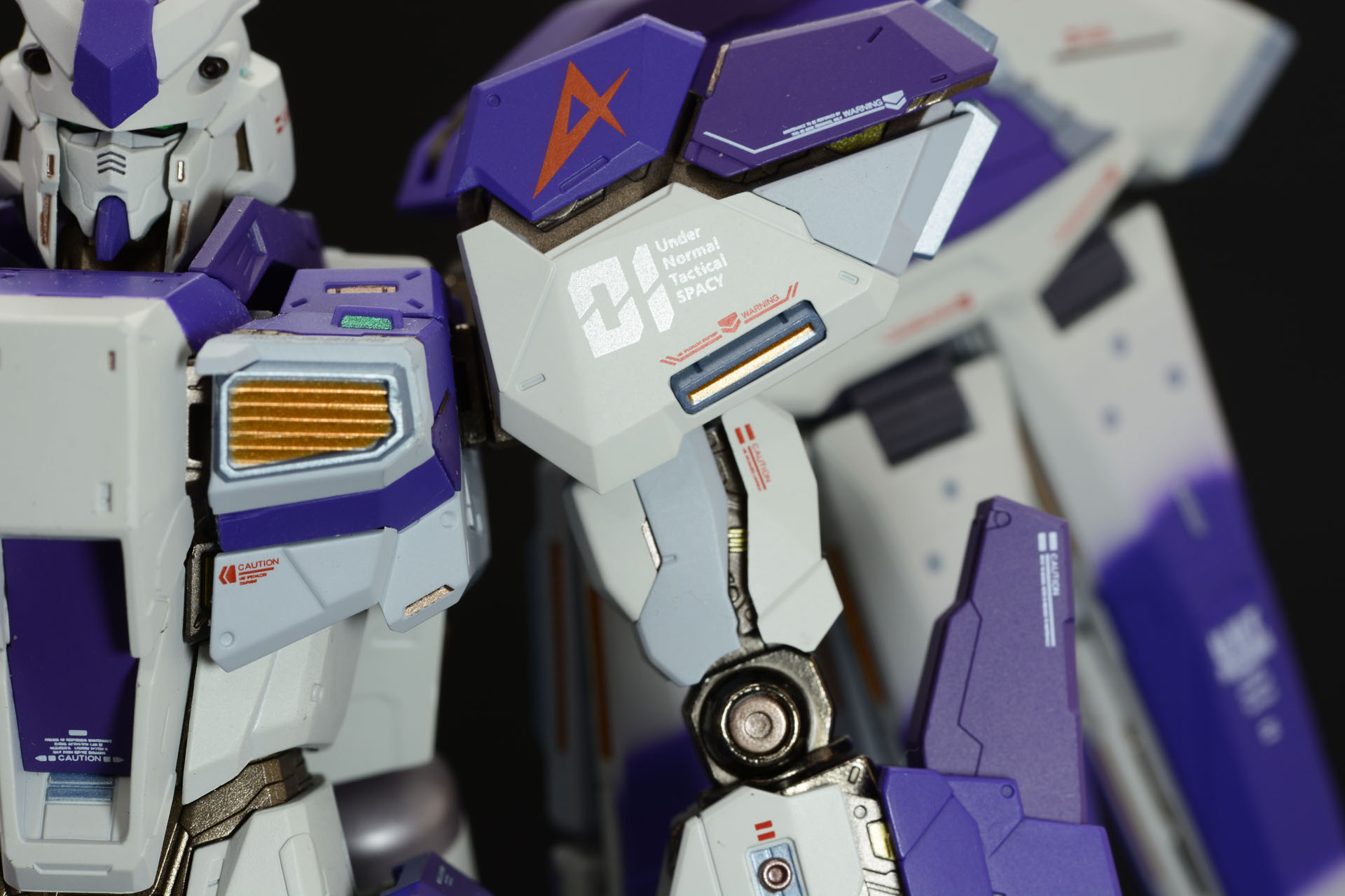 肩装甲が上にスライド、上腕も開き内部のフレームがのぞく