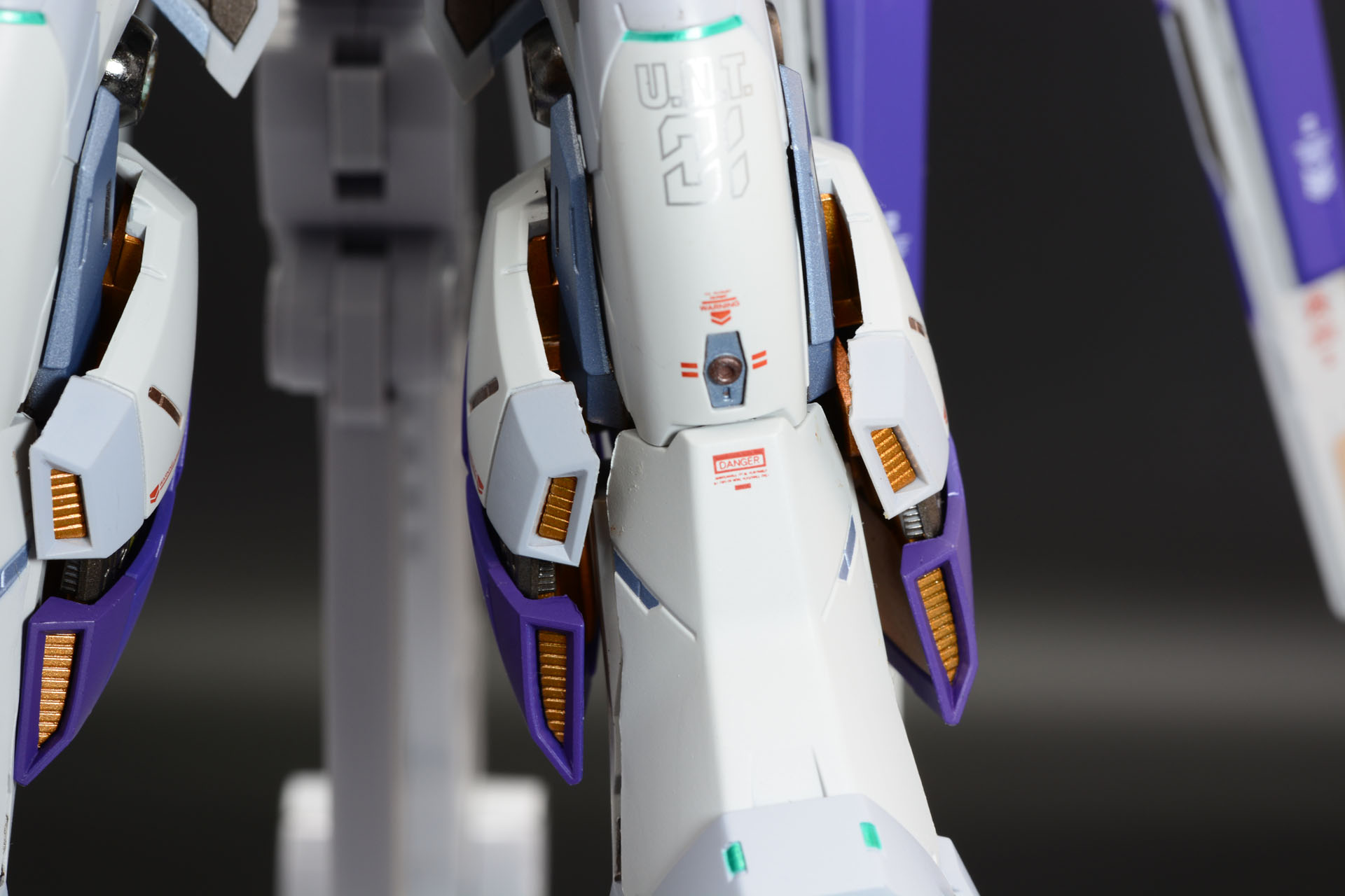 足はふくらはぎがガパッと開く。内部にオレンジ色のメカが見える