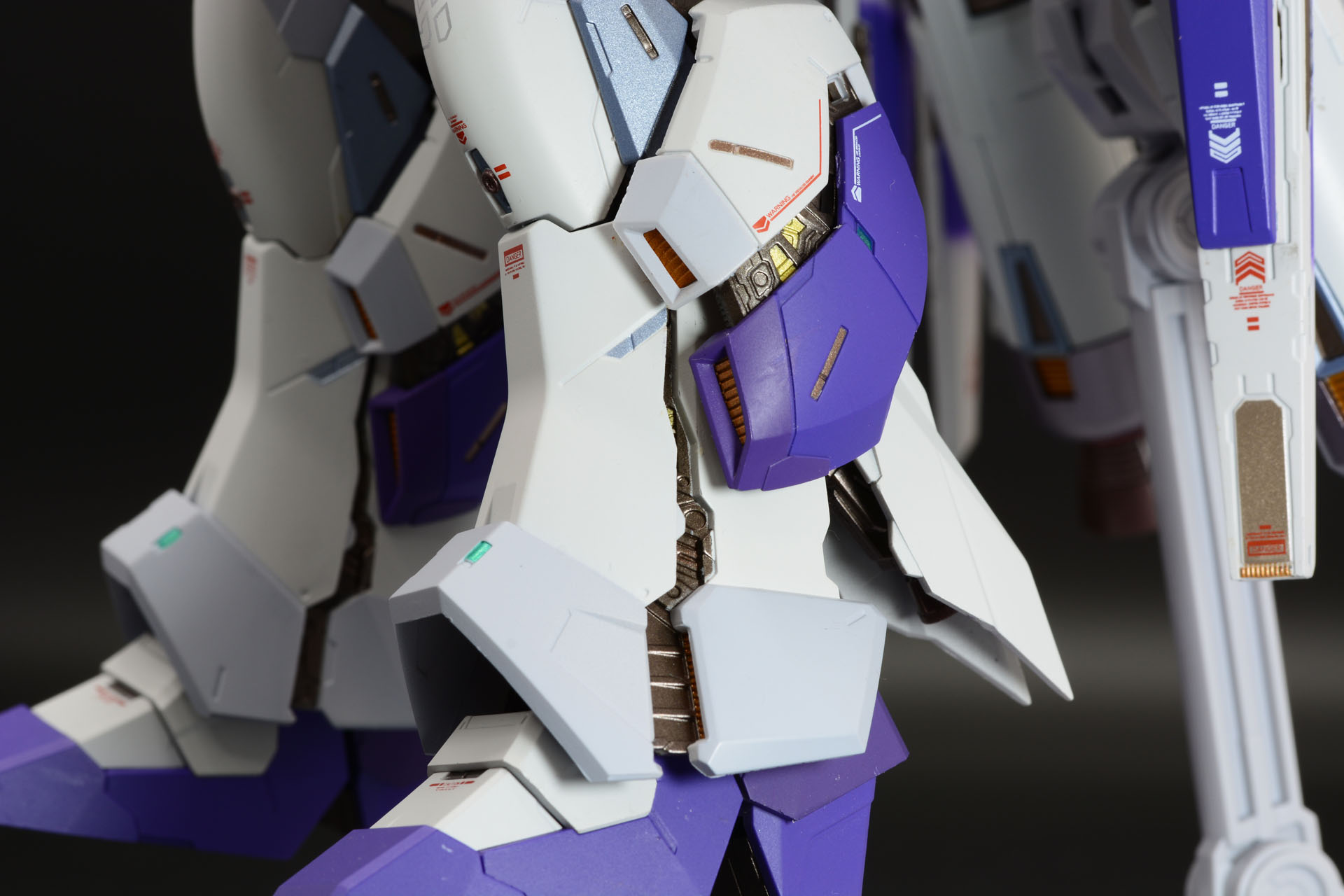 装甲がスライド。足首周りの装甲も開く