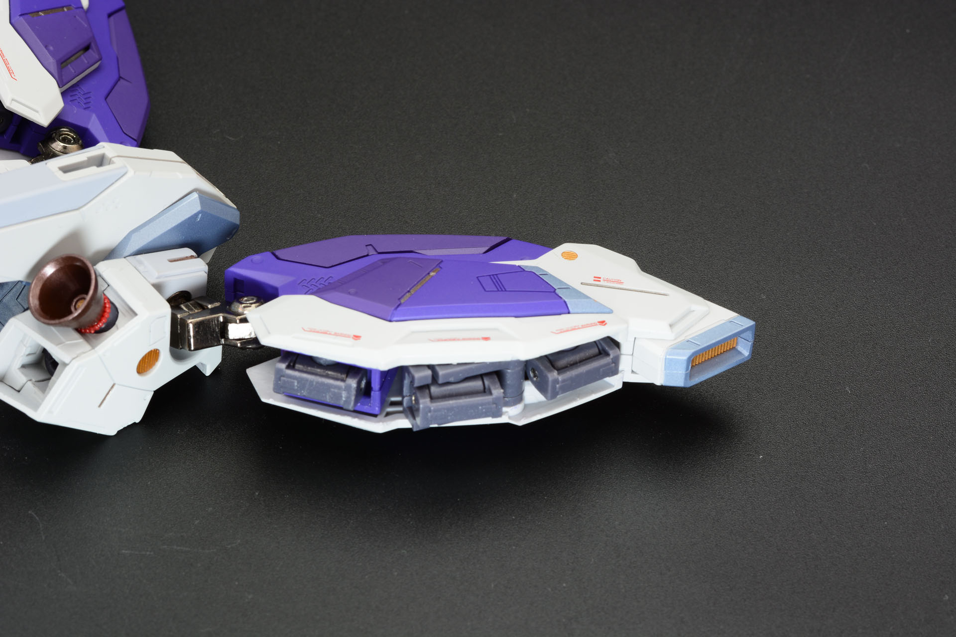 ファンネルを外したコンテナを折り曲げると隠されていたブースターが現れる