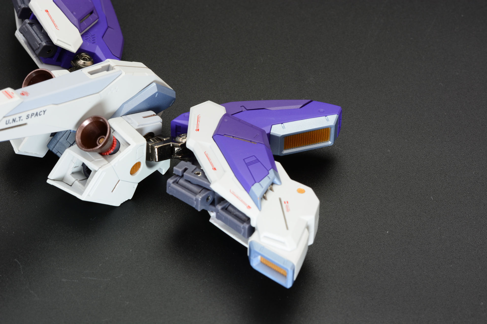 ファンネルを外したコンテナを折り曲げると隠されていたブースターが現れる