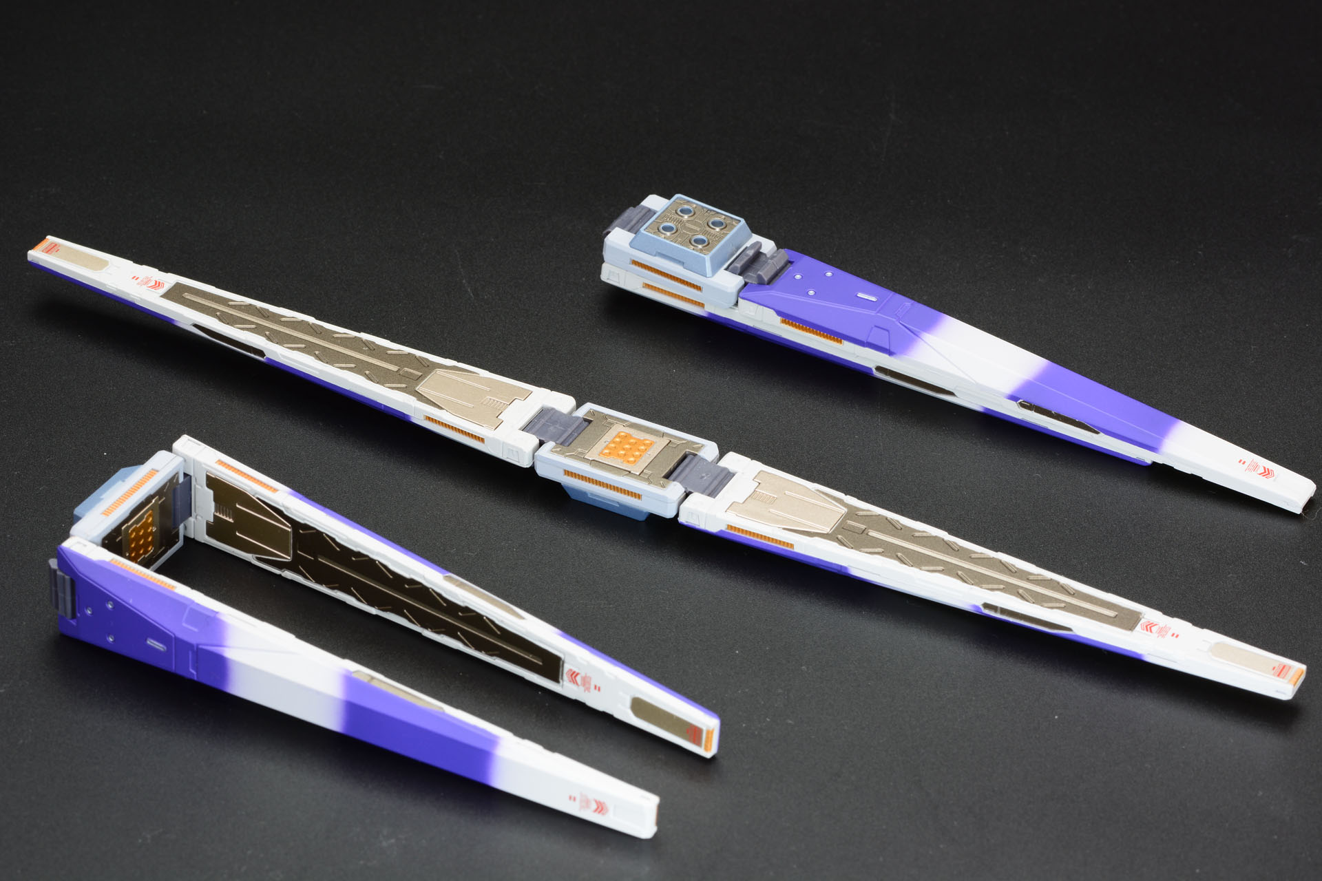 ファンネルは開いたりコの字型に折り曲げられる