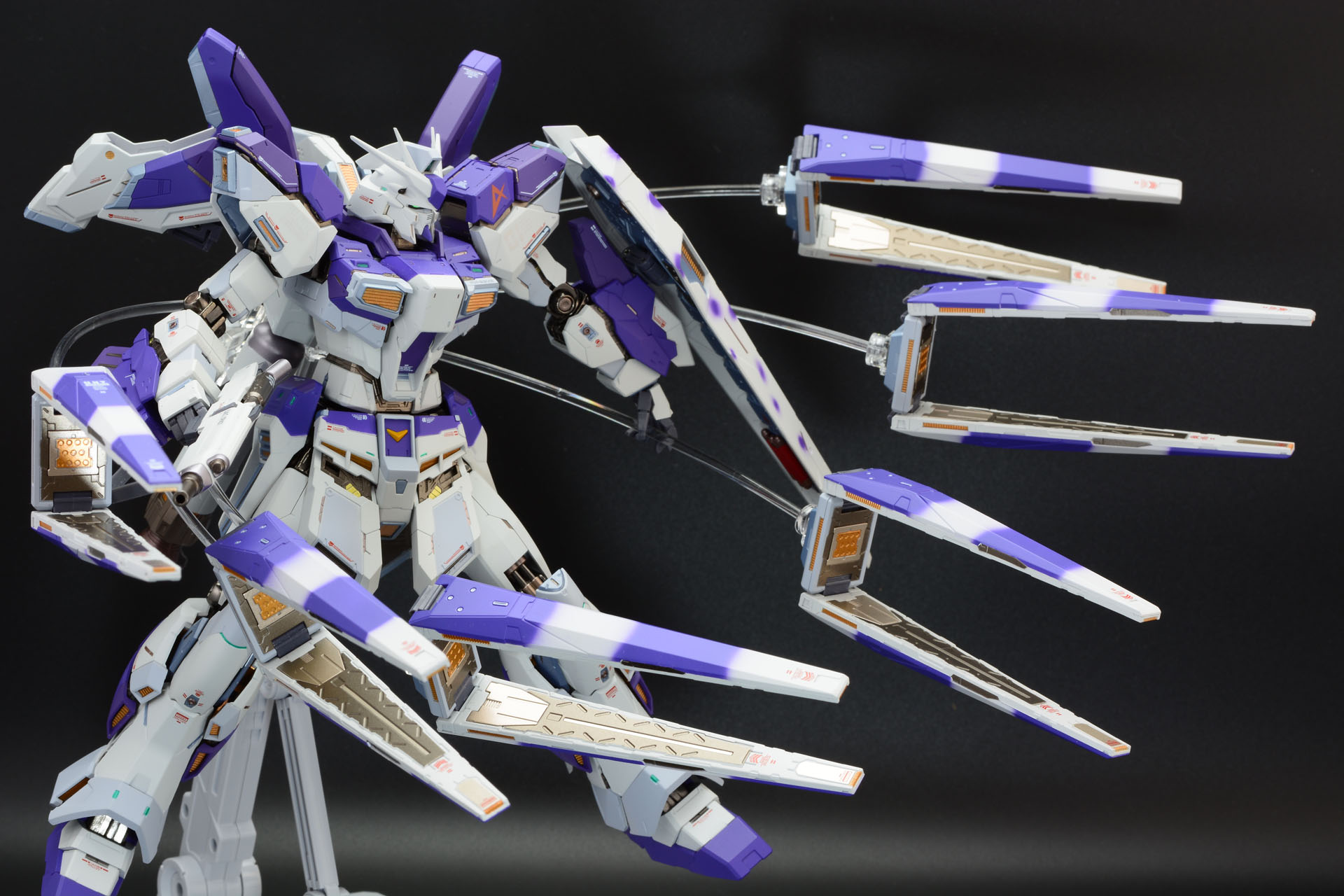 かなりの重量のファンネルをちゃんと支えられる。基部はボールジョイントでファンネルの方向も変えられる