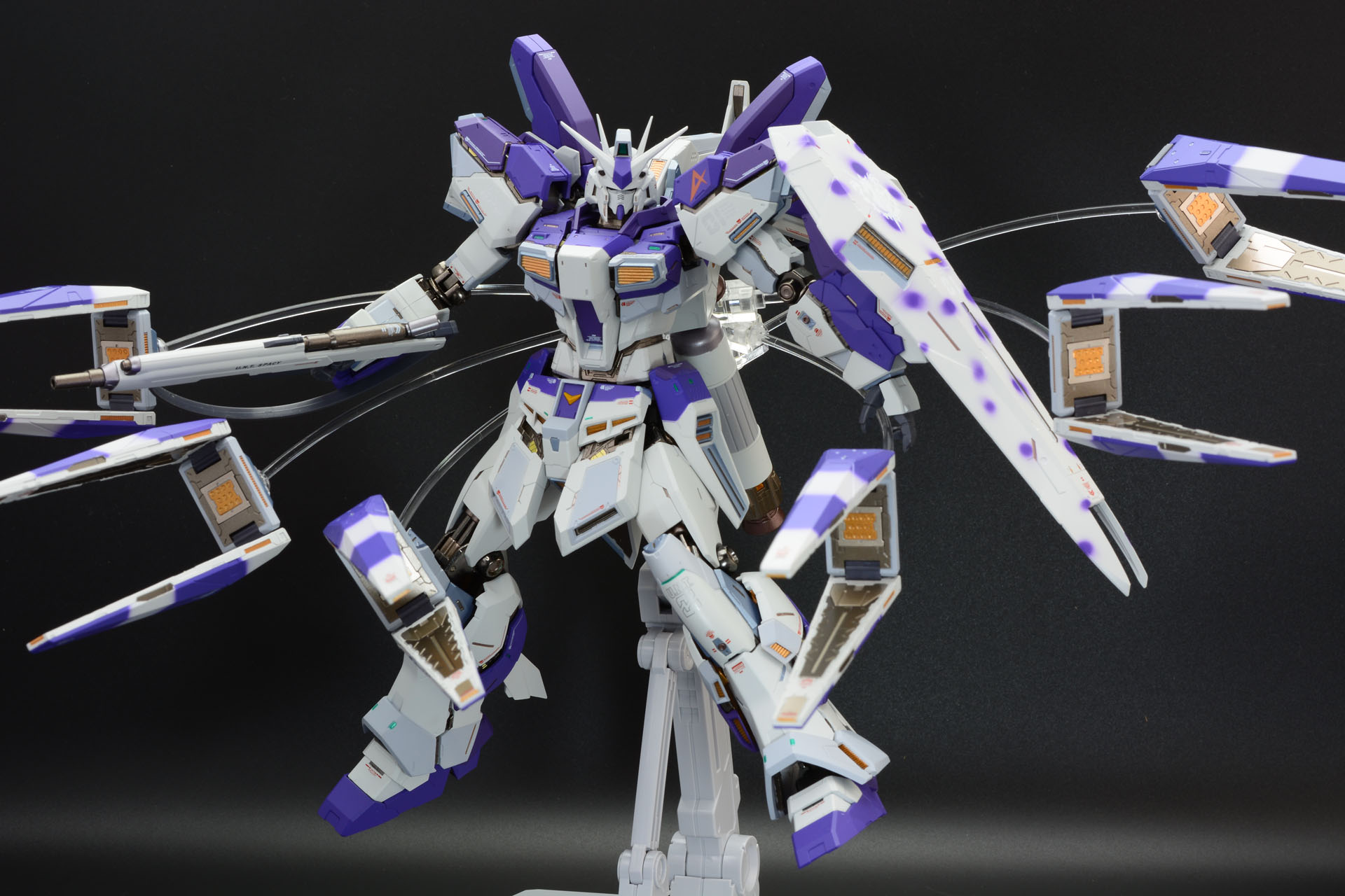 かなりの重量のファンネルをちゃんと支えられる。基部はボールジョイントでファンネルの方向も変えられる