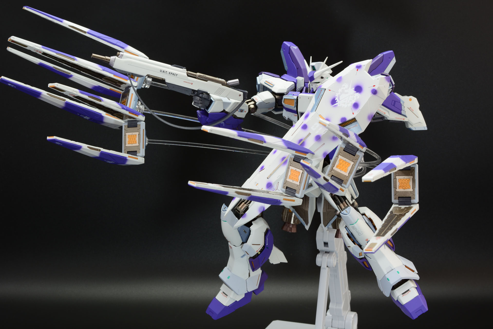 かなりの重量のファンネルをちゃんと支えられる。基部はボールジョイントでファンネルの方向も変えられる