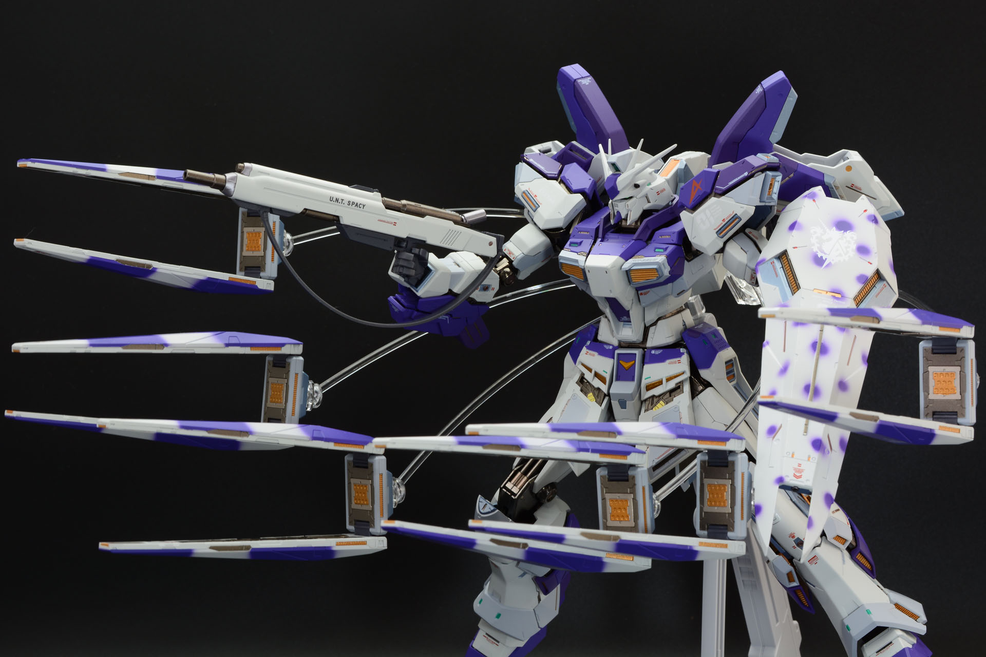 かなりの重量のファンネルをちゃんと支えられる。基部はボールジョイントでファンネルの方向も変えられる