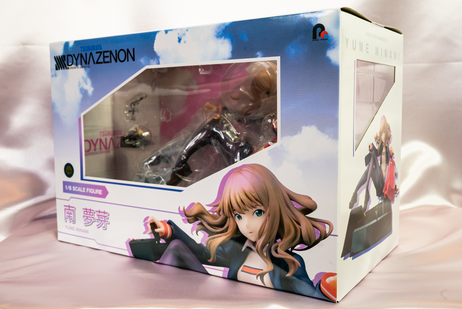 白やピンクを基調に、風景写真などをコラージュしたパッケージ。裏面の風景写真は、もしかして「あの水門」か？