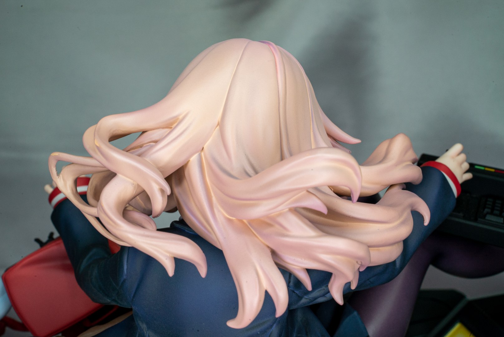 髪をただ乱すのではなく、シートに着地したらどう動くかを考えて造型しているのがいい