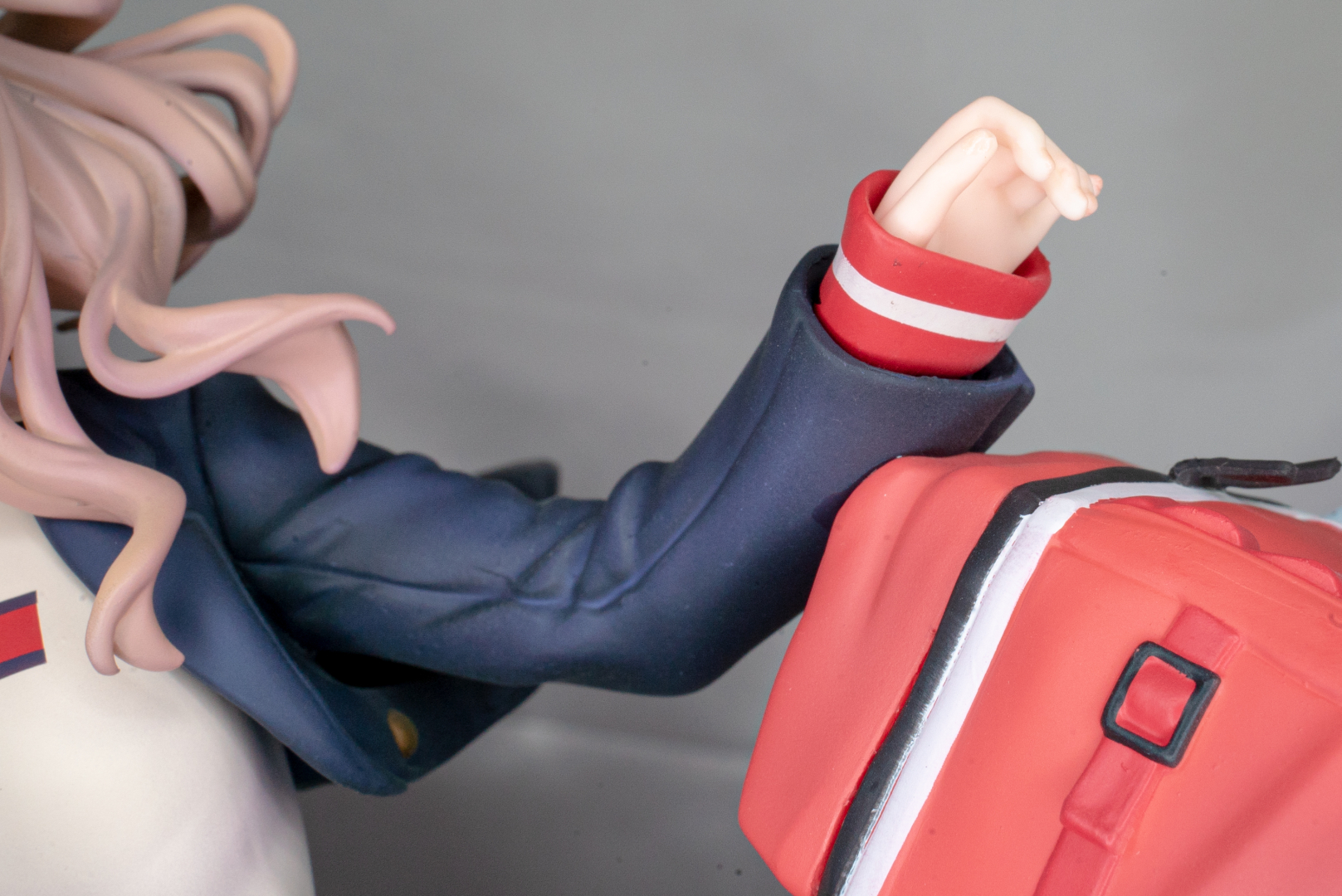 制服からはみ出した長袖に手の半分が隠れる感じが女の子らしくて、無性に保護欲をかきたてられる！