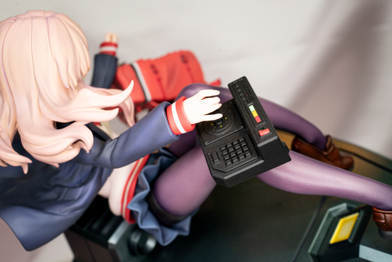 個人的にはコントローラーを持つバージョンが、コクピットにはよく似合う。それにしても夢芽さん、なんかその手つきヤバいよ