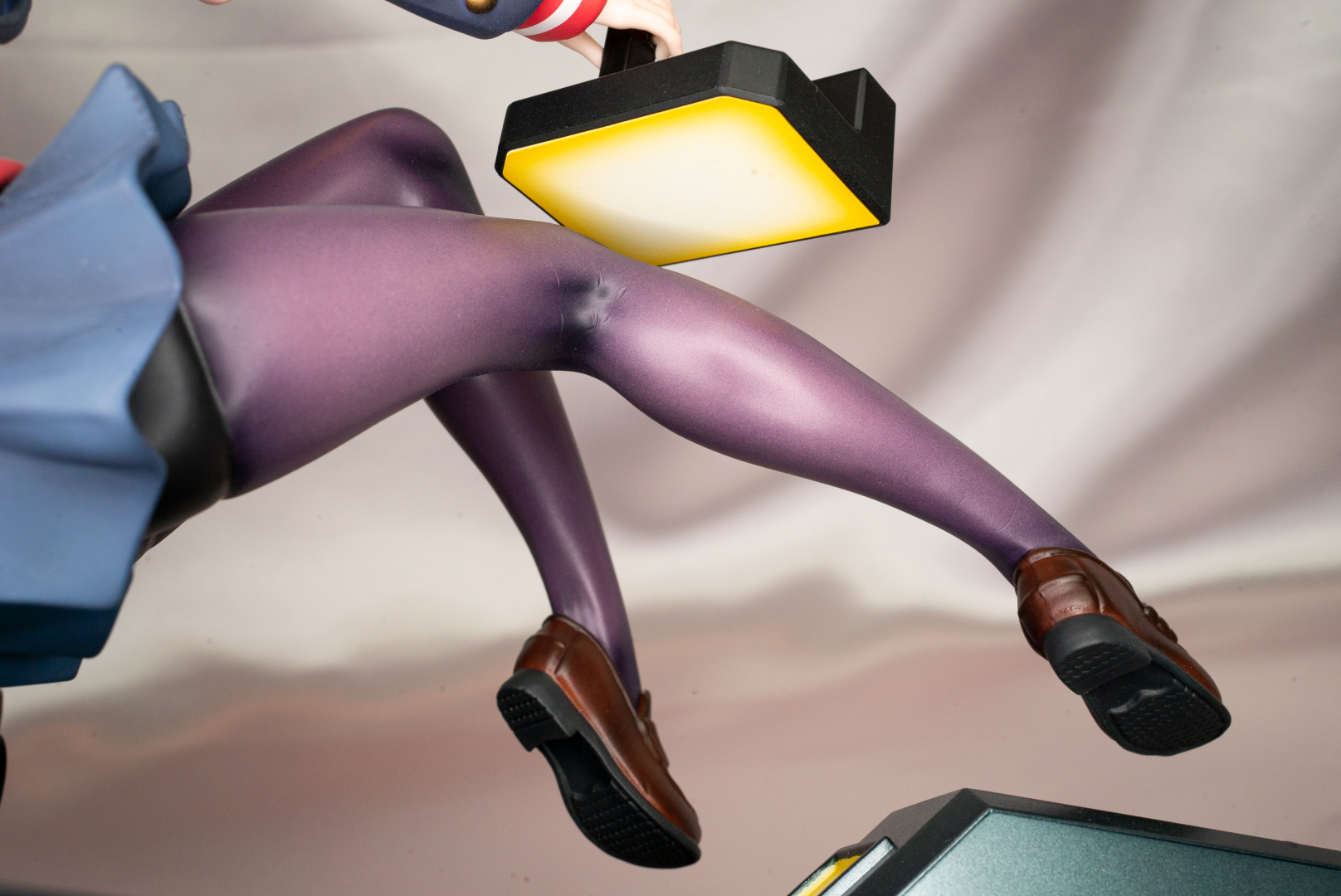 裏側から見ると、脚のバランスの良さがよくわかる。ほっそりとしたふくらはぎもいい