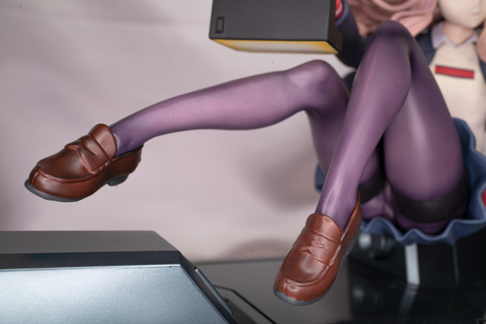 ローファーとのコントラストも、脚フェチにはたまらない造型美かもしれない