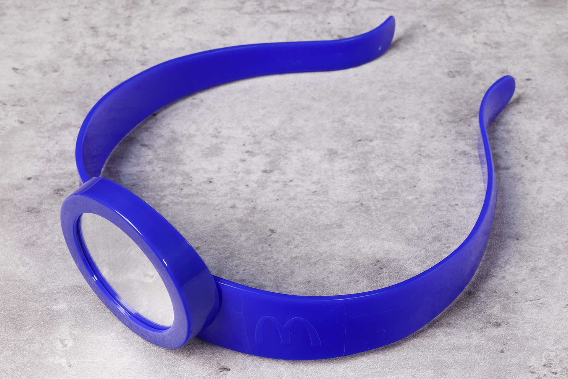 青い色を基調にしたクールなカラーリングだ