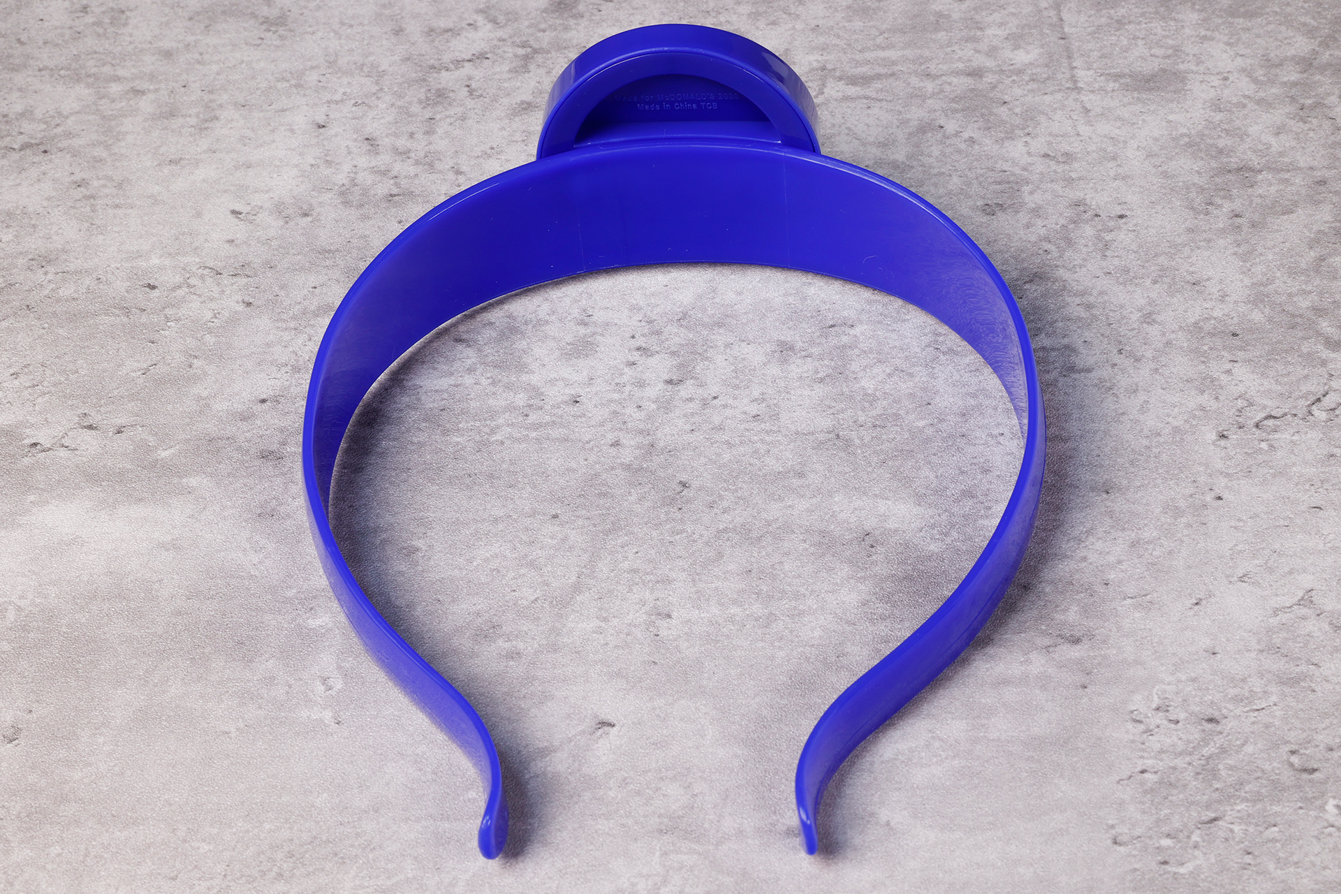 頭に取り付けるときは、輪っか部分を広げよう。素材は固すぎず柔らかすぎずで、ちょうどいい感じだ