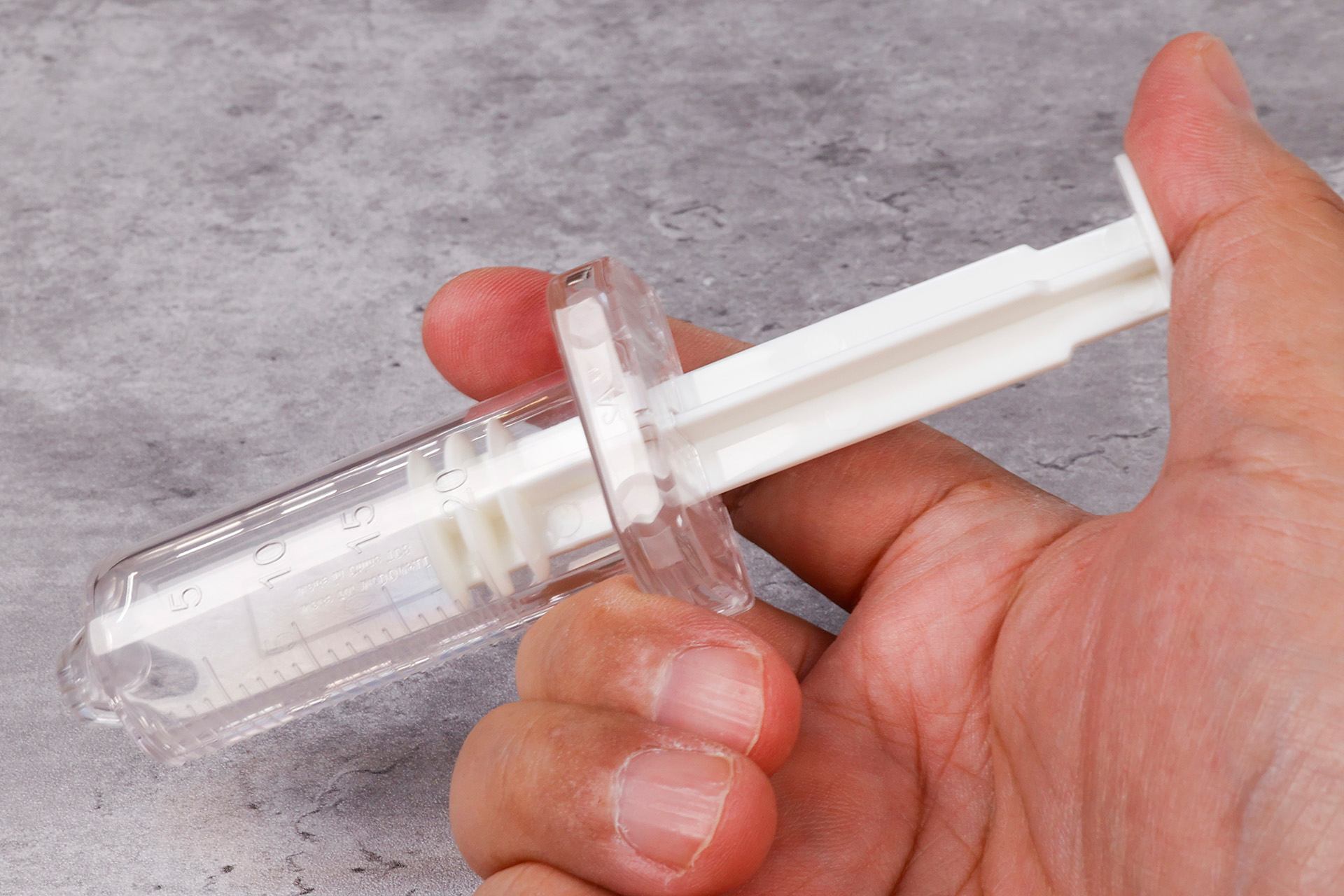 一生に付属している注射器も、伸ばして押せるようになっている