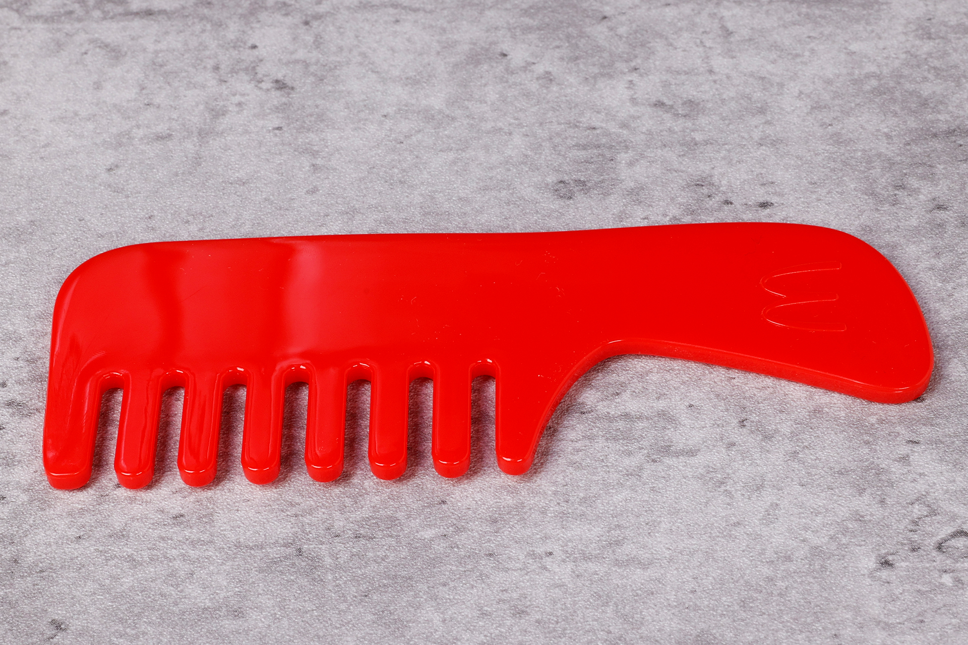 セットに含まれているくし。サイズは小さいが実用的なアイテムだ