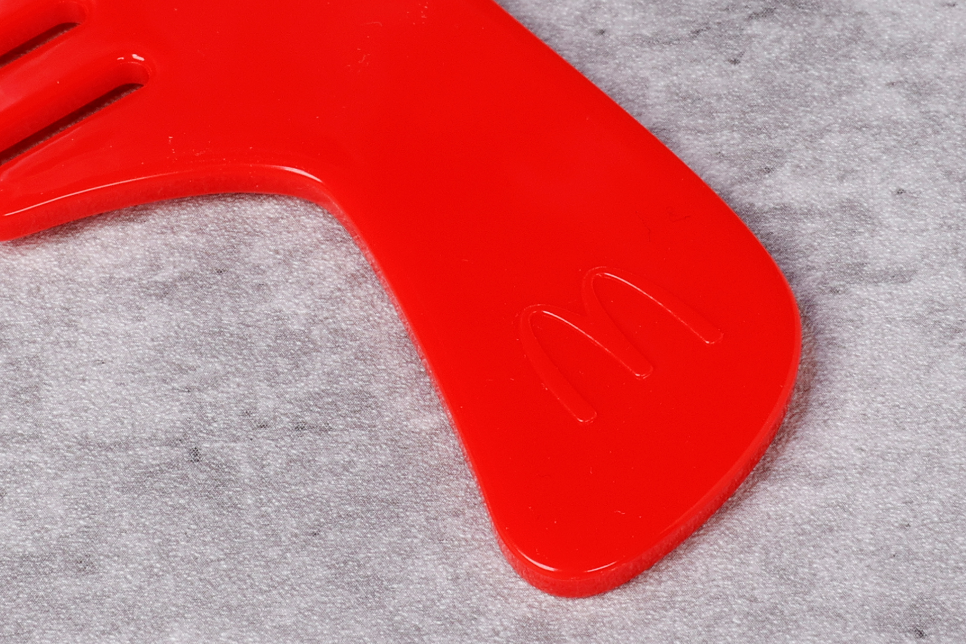 くしには、マクドナルドのマークが刻印されている