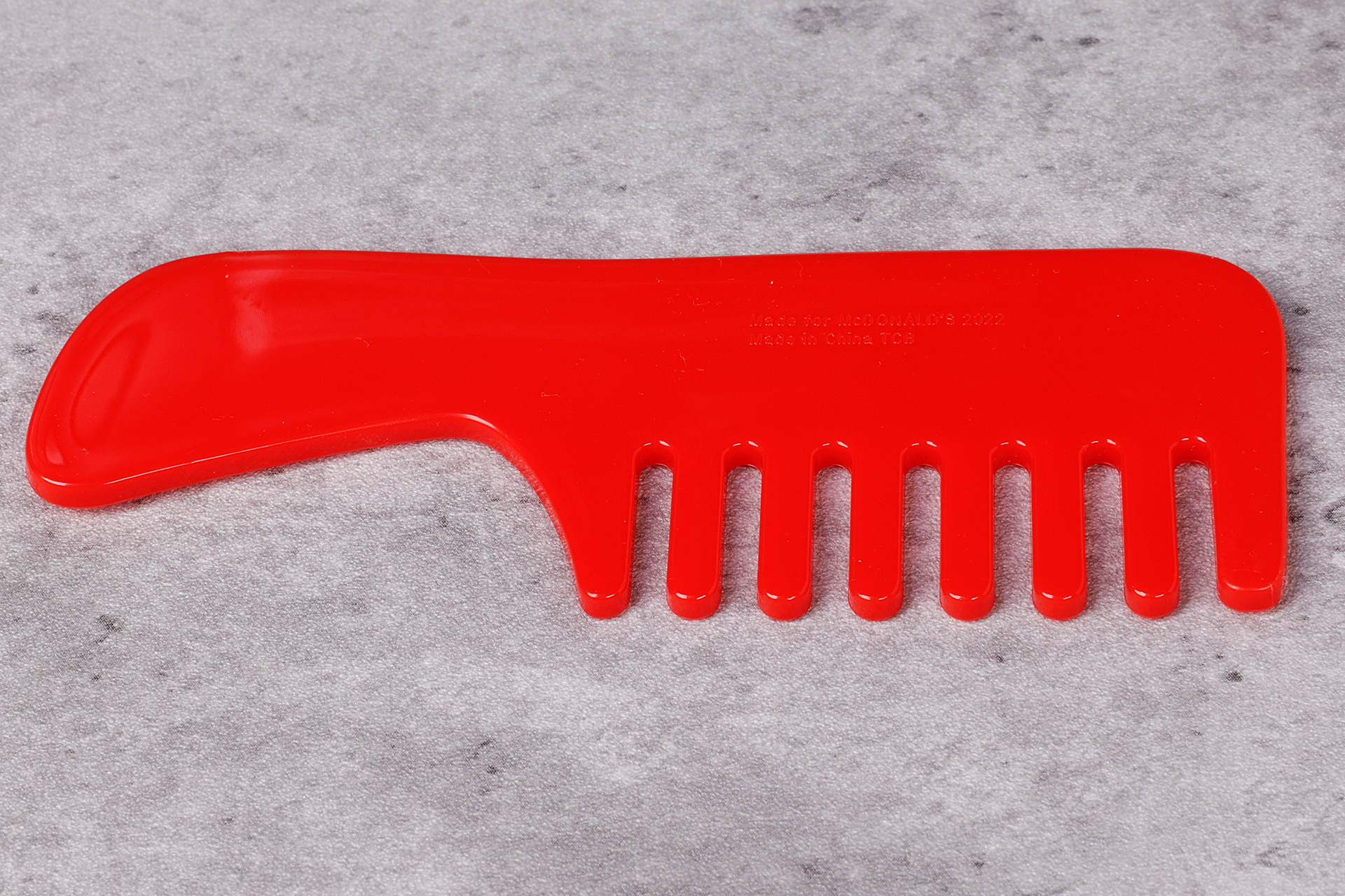 くしの反対側にはマークはなく、すっきりとしている