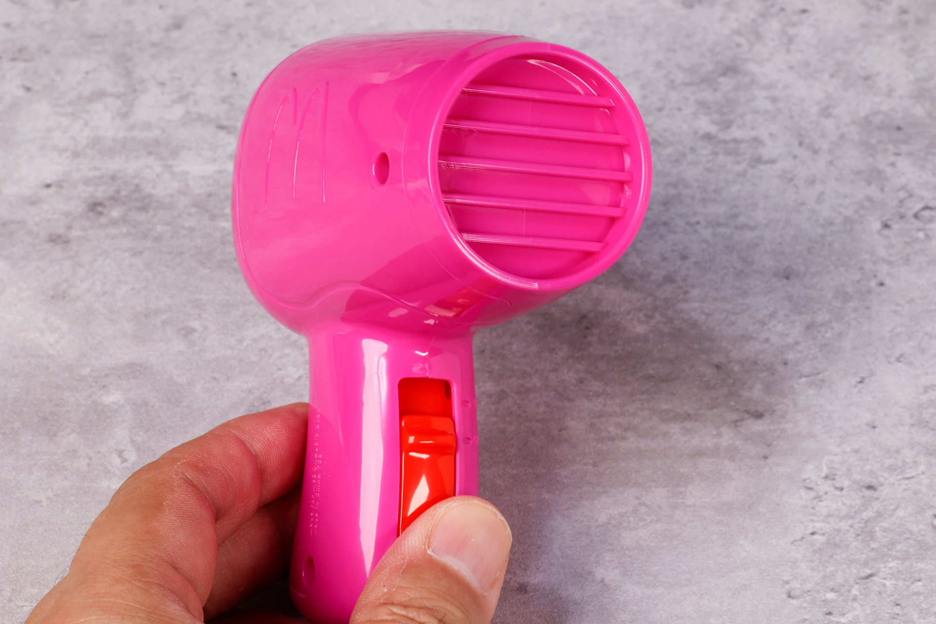 ドライヤーの吹き出し口はこんな感じだ。スイッチの切り替えもできる