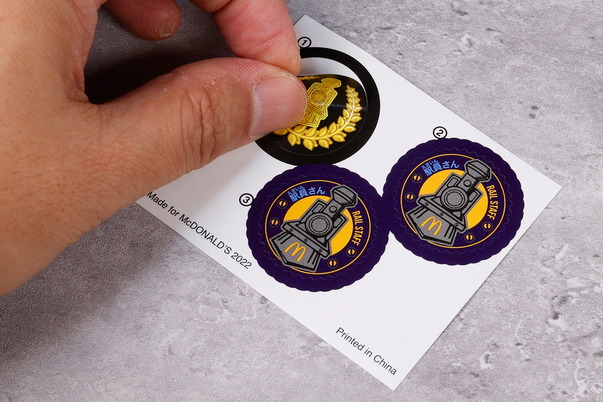 シールが付属しているので、帽子と笛にそれぞれ貼っていこう