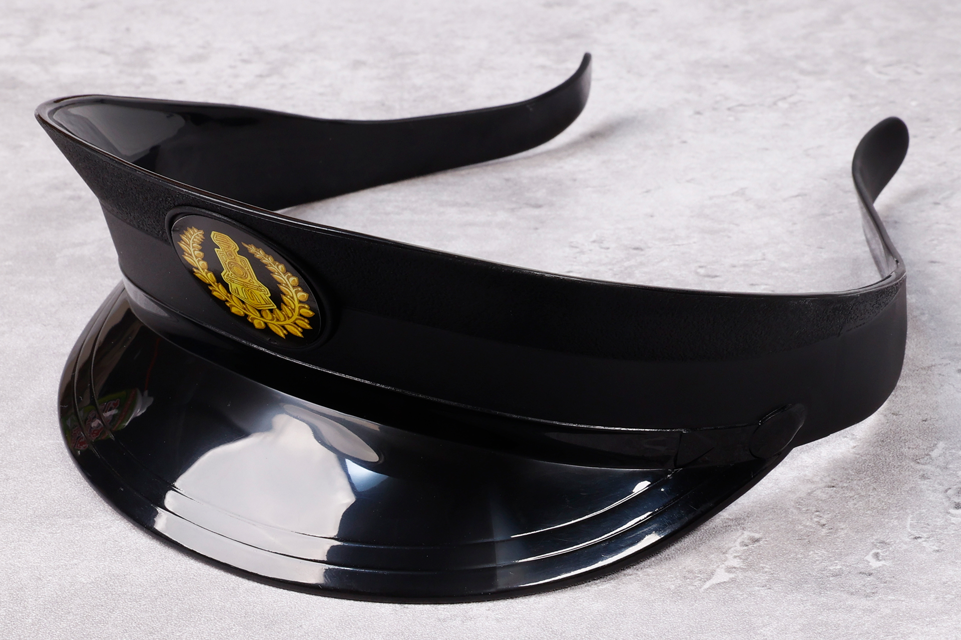 駅員だけではなく、警察官ごっこなど、他の遊びにも使えそうなデザインだ