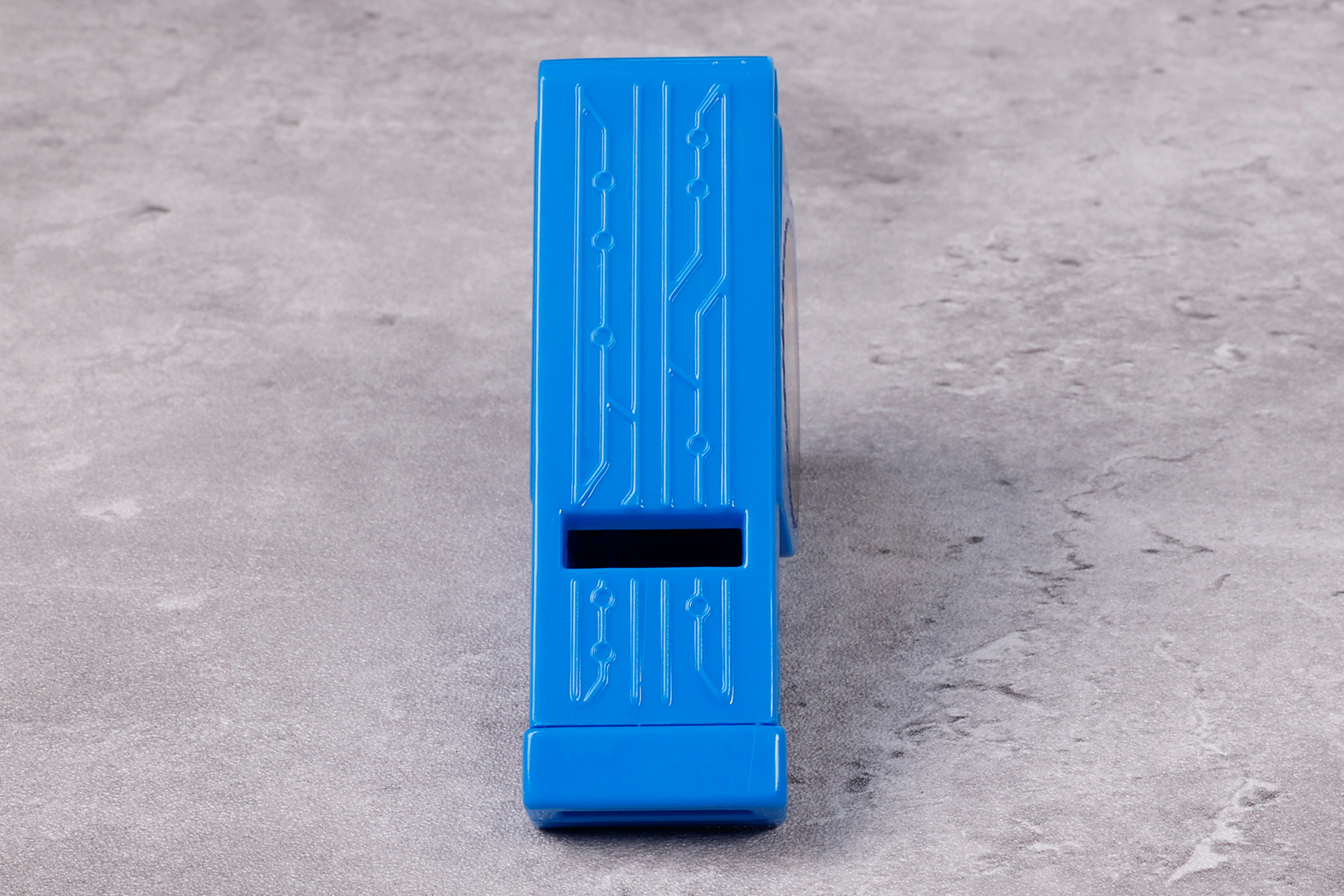 こちらはセットの笛。上部には少し派手なデザインが刻印されている