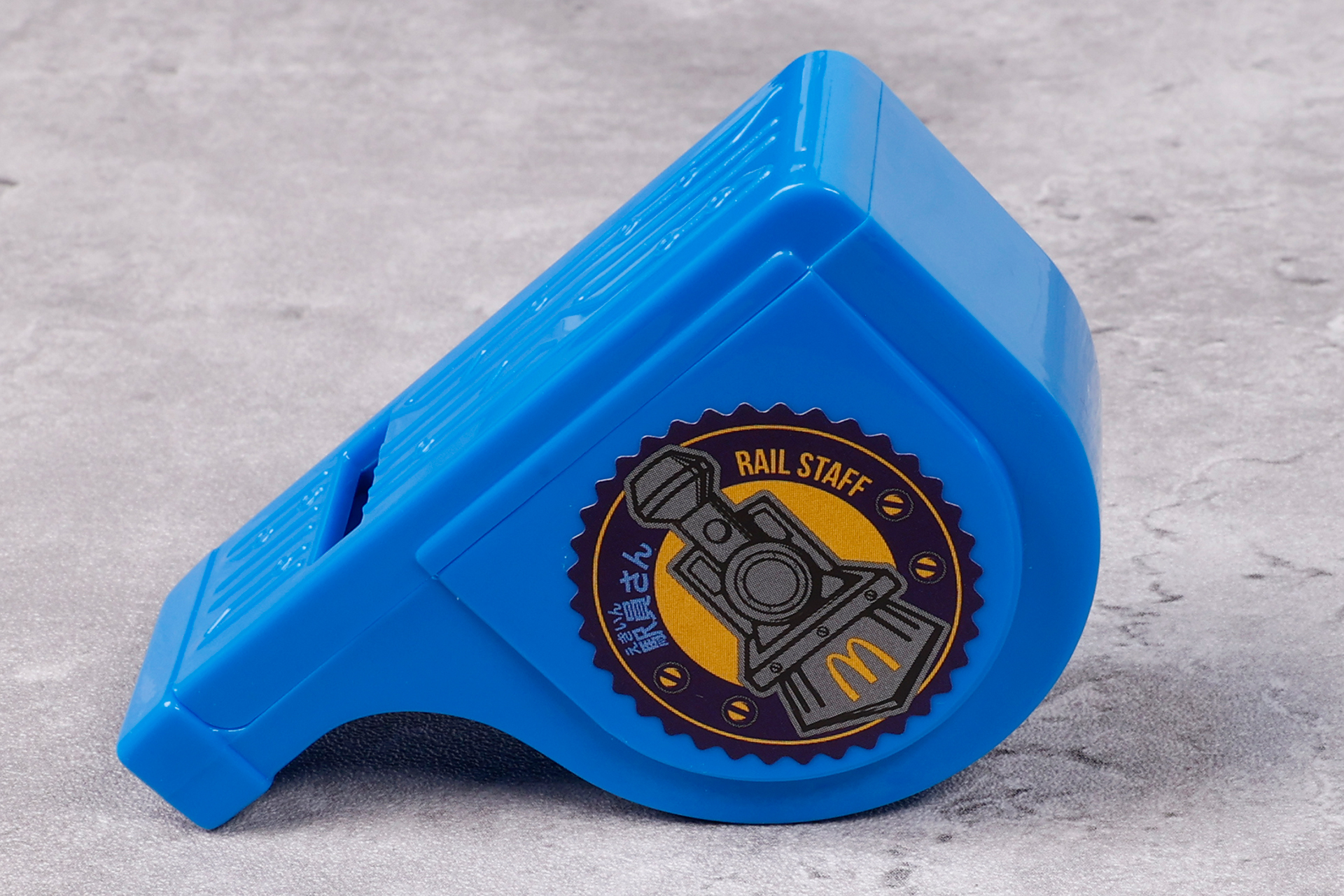 紐などは付けることができないが、小ぶりのために持ち歩いても邪魔にならない