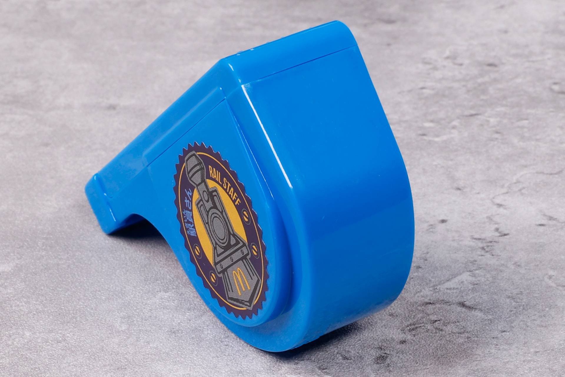 鮮やかな青い色が採用されており、帽子との色の組みあわせもバッチリだ