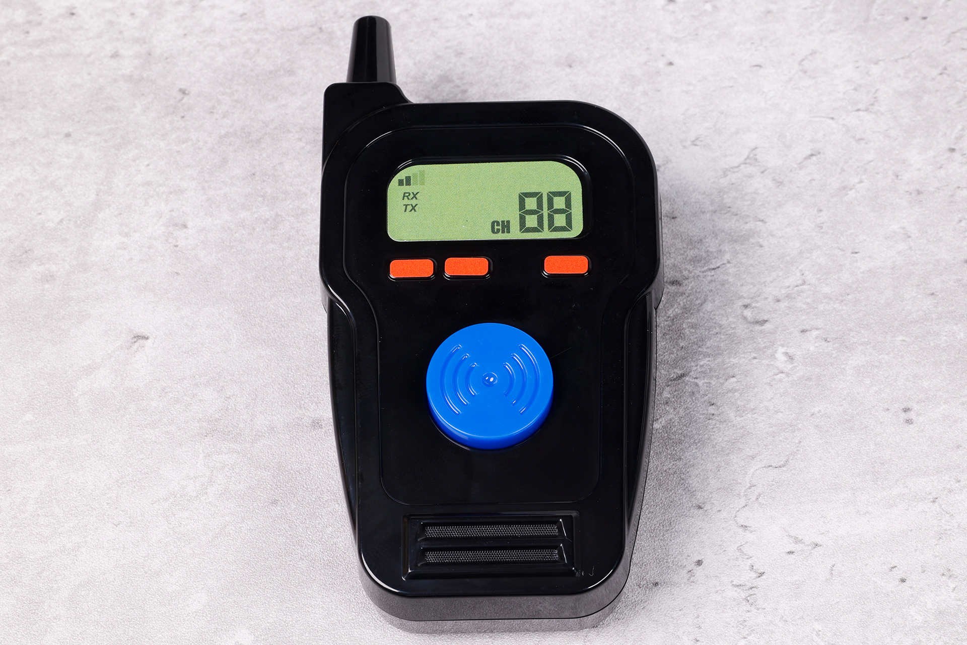 こちらが無線機にシールを貼ったところ