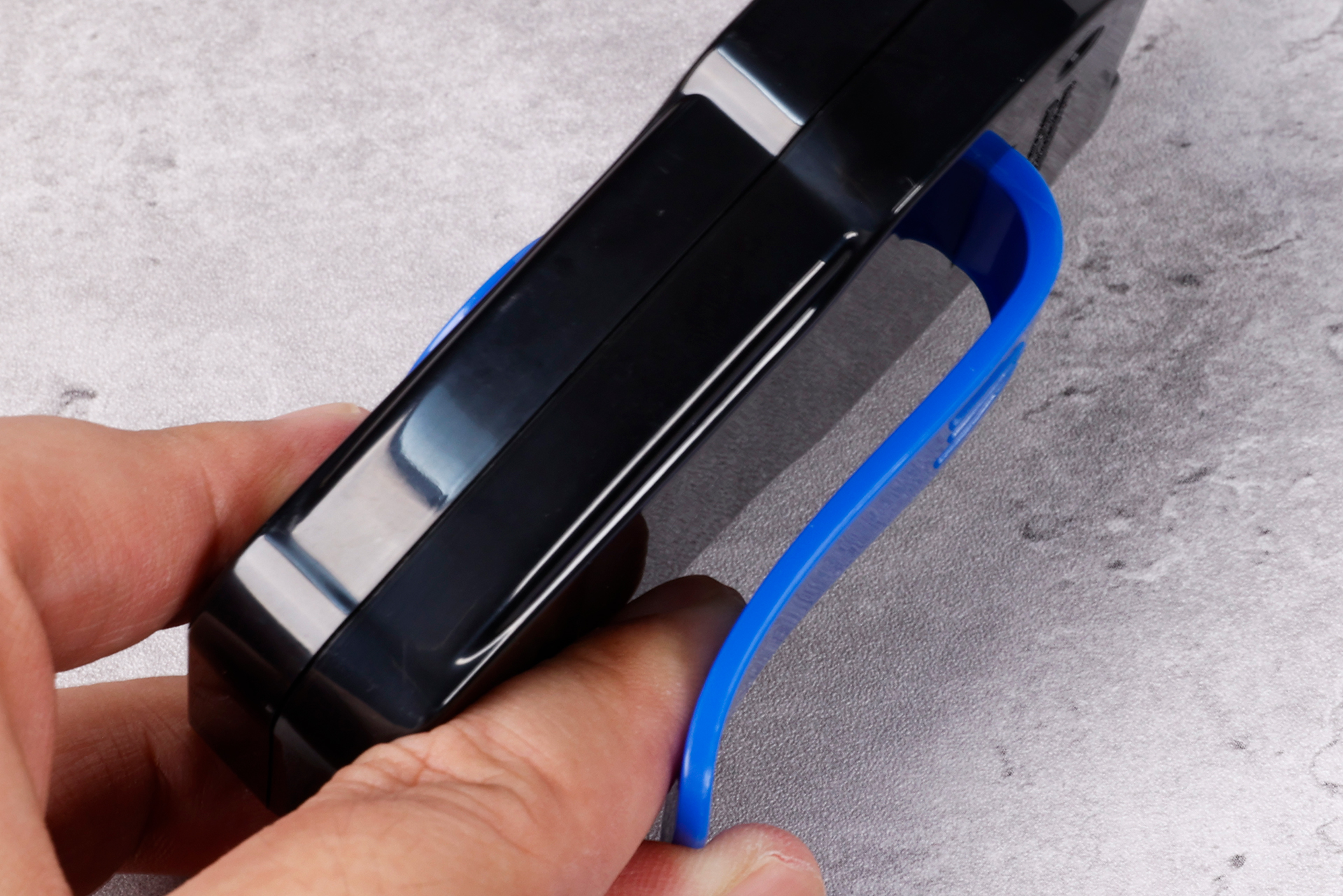 無線機の背面側は、ベルトなどに取り付けられるようになっている