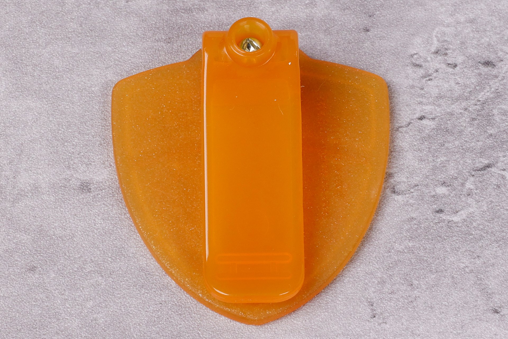 バッジの背面側はこんな感じだ