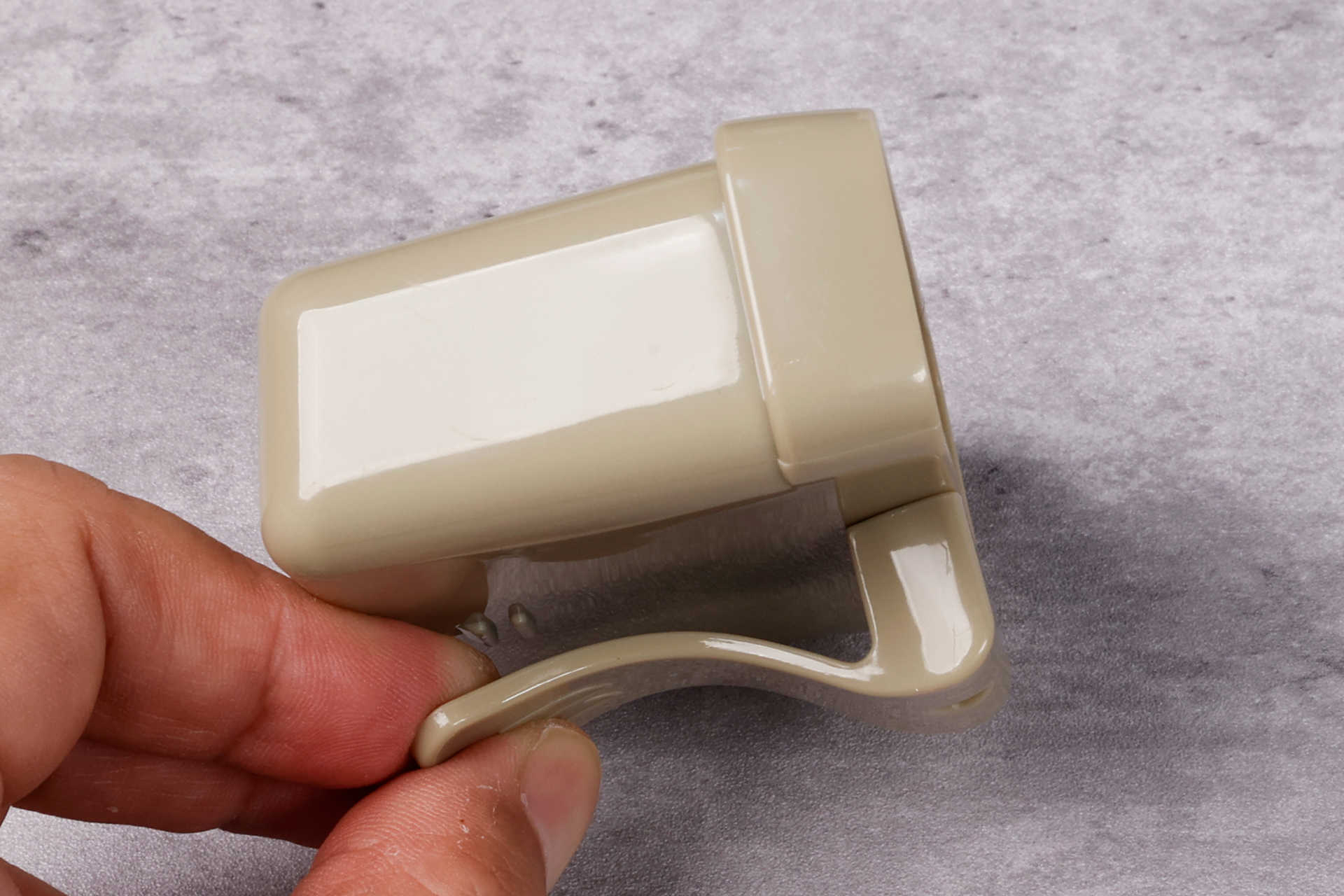 バッグはクリップが付けられているので、ベルトなどに取り付けることができる