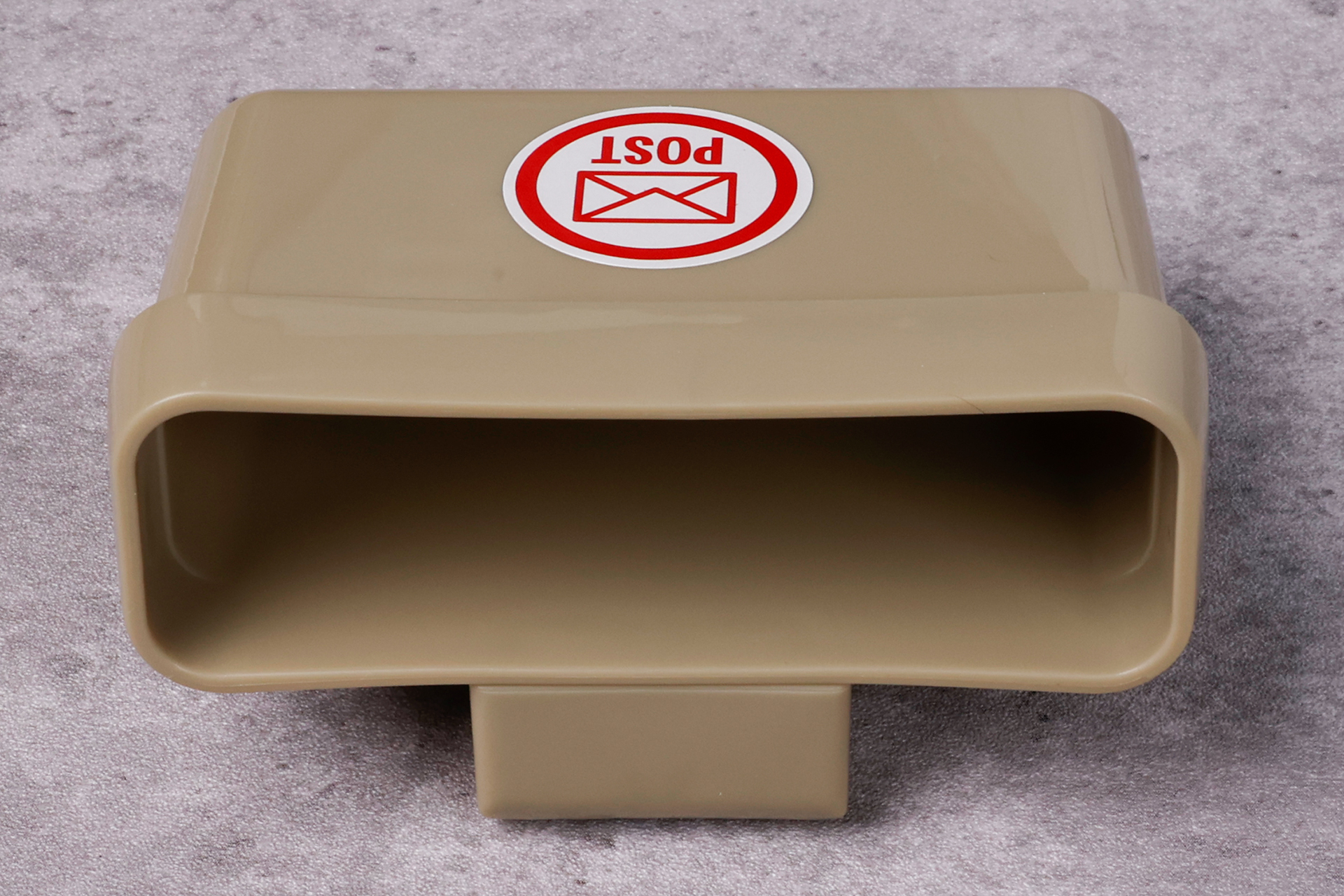 それほど大きくはないが、ちょっとした小物なら入りそうだ