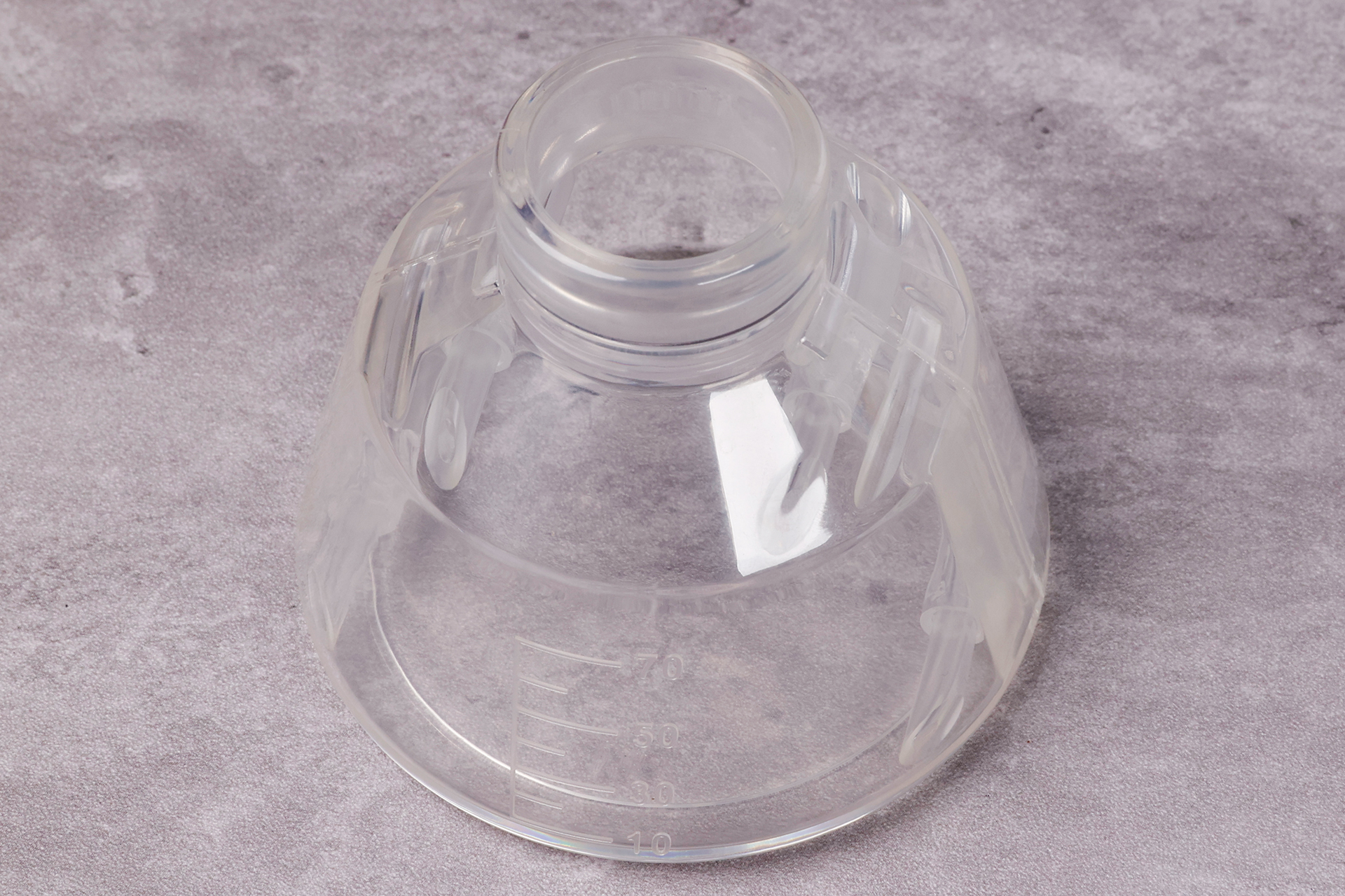 こちらはセットで付属している三角フラスコ。目盛りが付けられているので、液体を入れて遊ぶときにも雰囲気が出そうだ