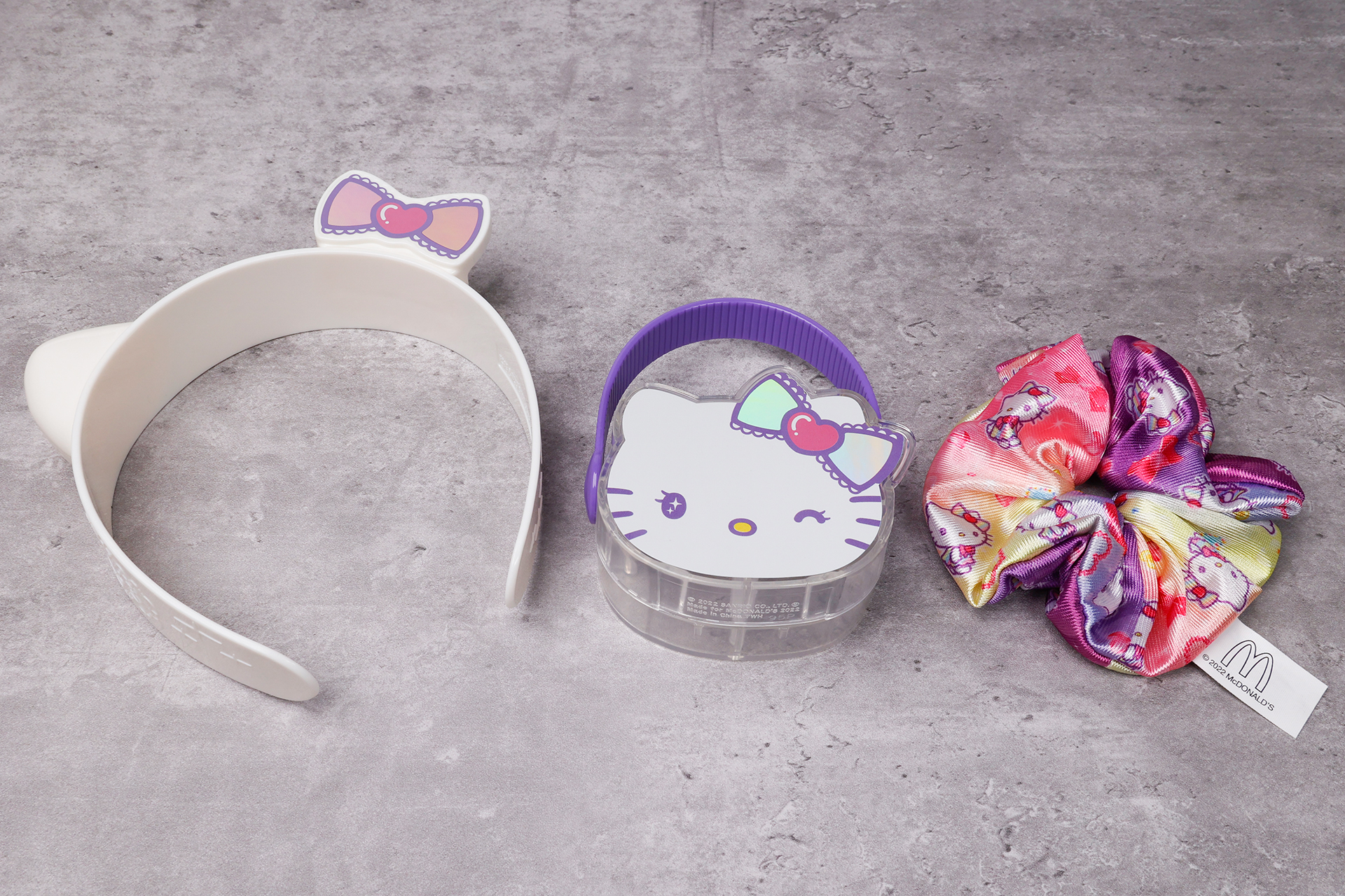 こちらが第1弾（9月2日～9月8日）のハッピーセット「ハローキティのまねっこヘアバンド」、「ハローキティのおしゃれバッグ」、「ハローキティのキラキラシュシュ」