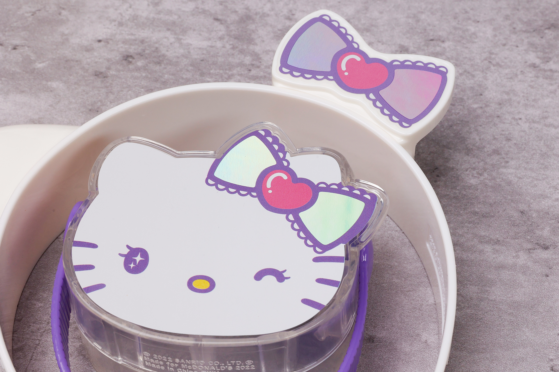 ハローキティにはキラキラ光るリボンが付けられている