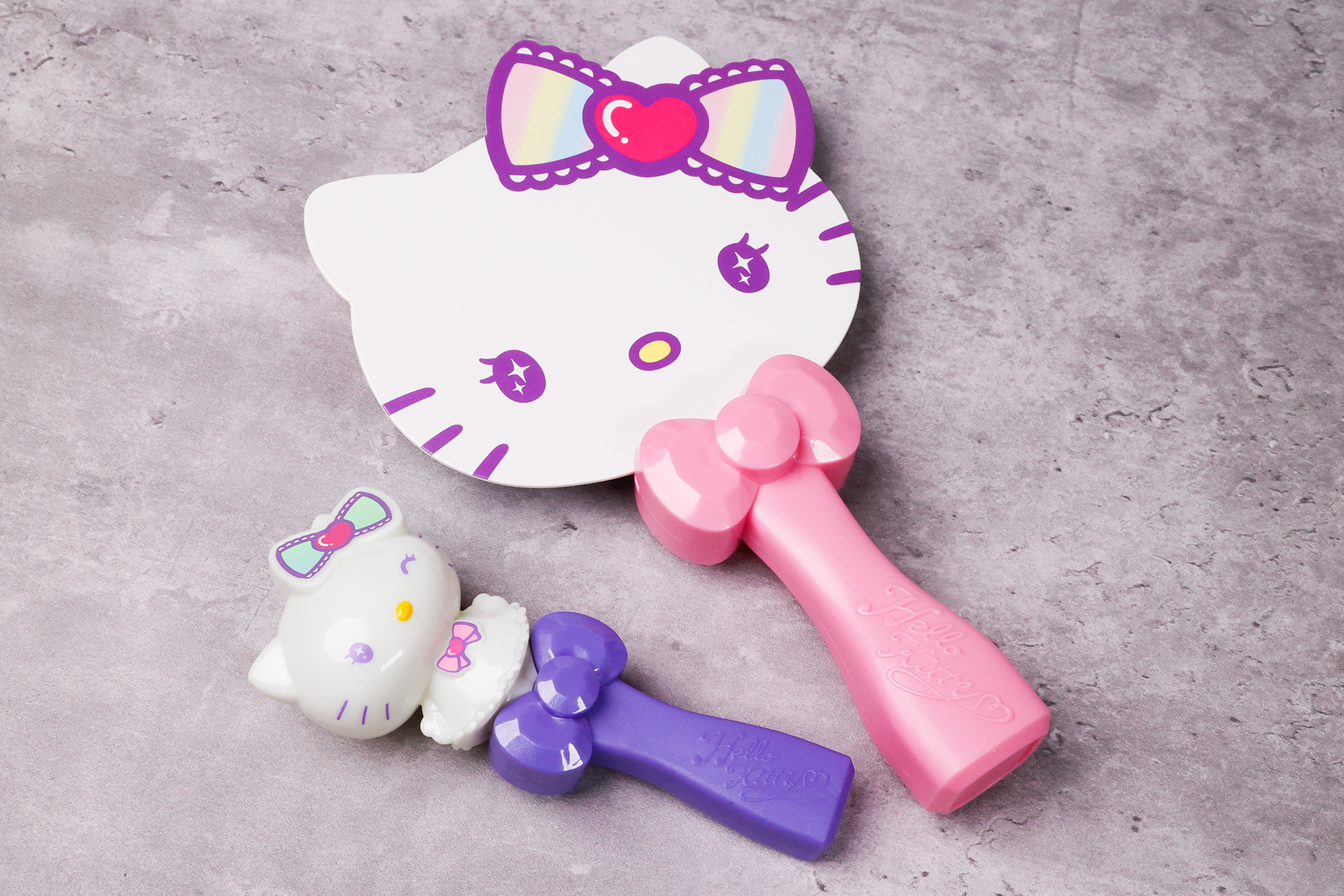 手に持つタイプのおもちゃは、スティック部分にも柄が刻み込まれている