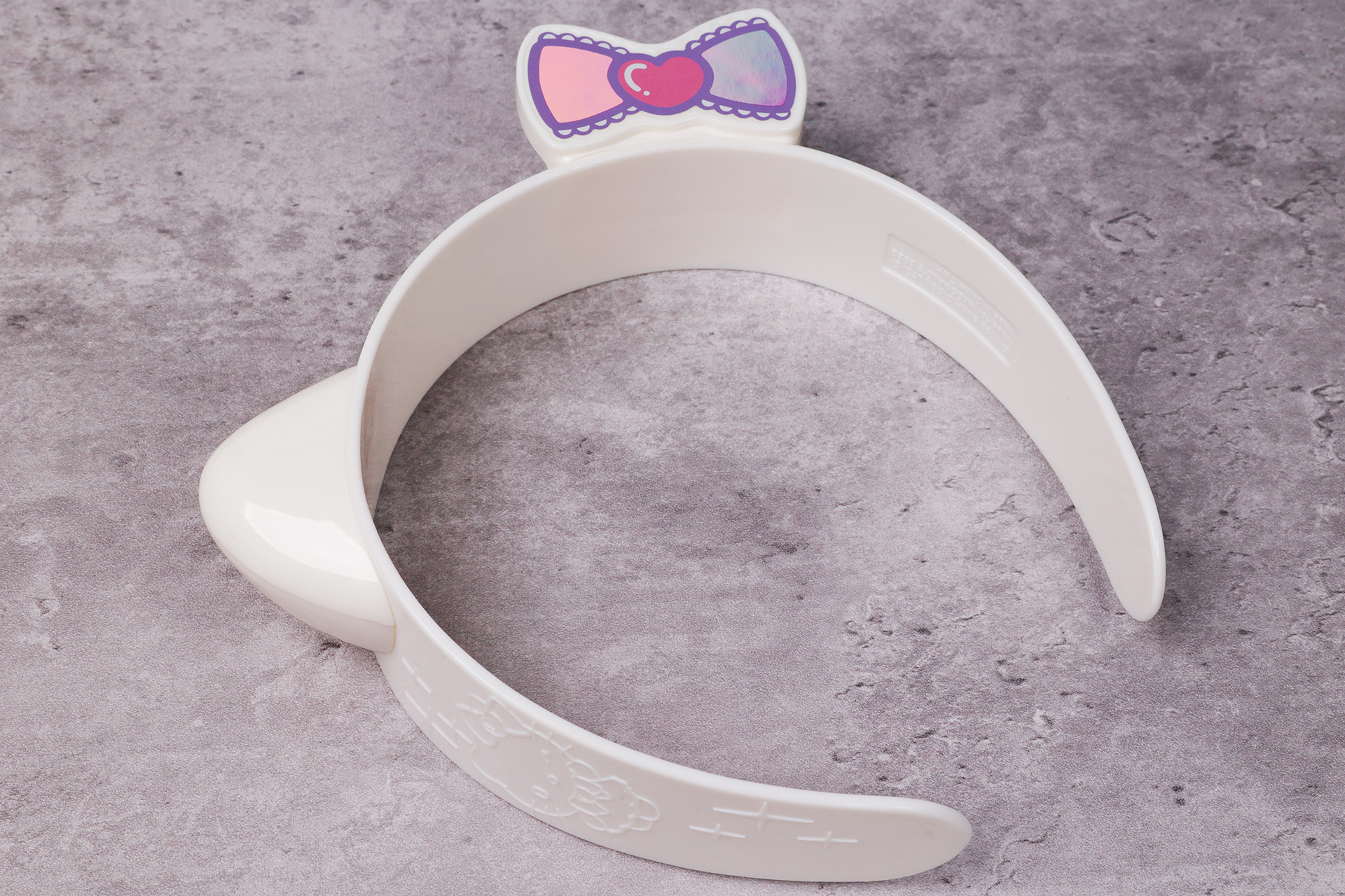 ヘアバンドの上側には、耳が付けられている