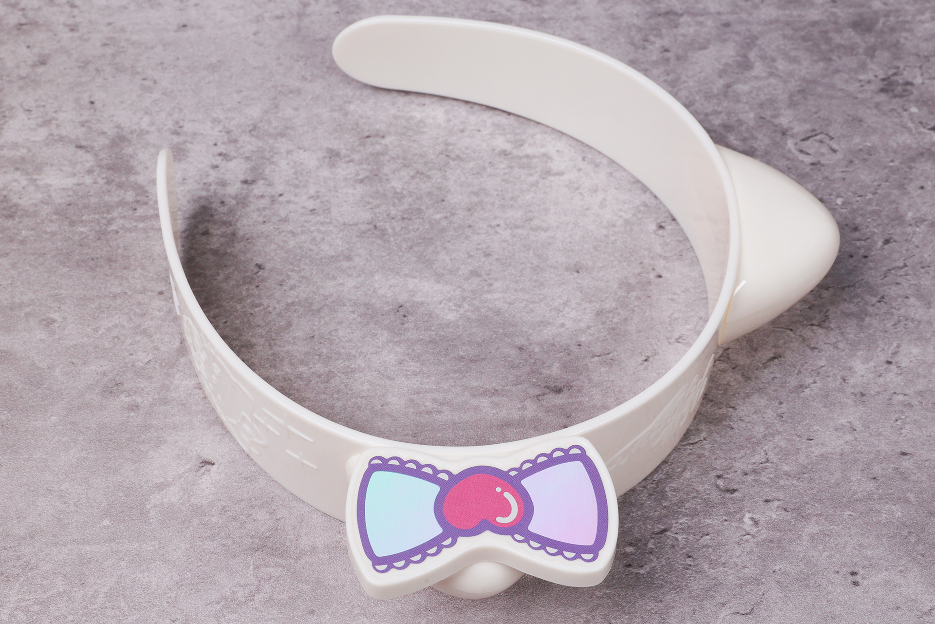 全体的に白がベースになっており、いろいろなファッションに合わせやすそうだ