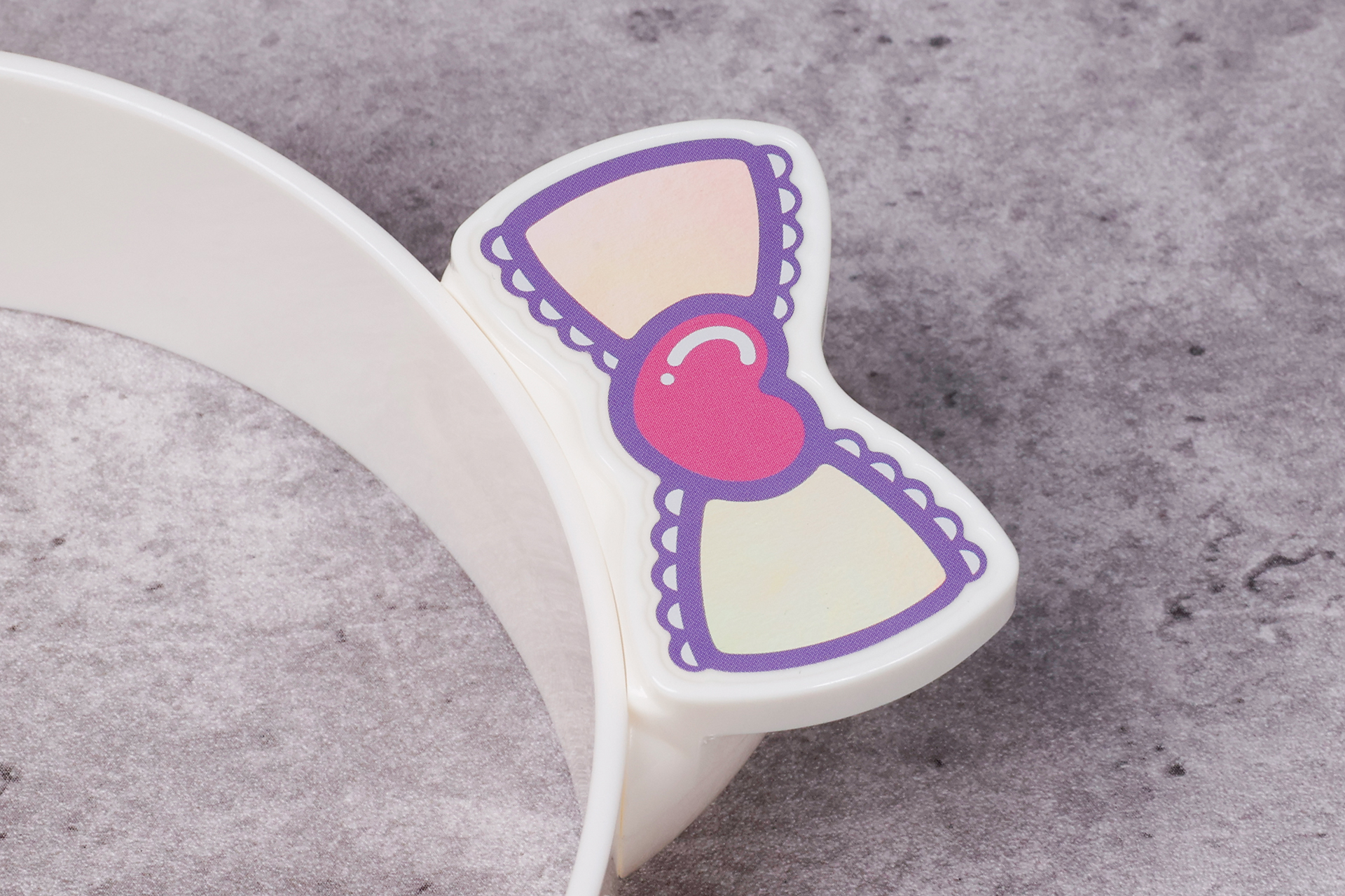 リボン部分は角度を変えることで、キラキラと光って見える