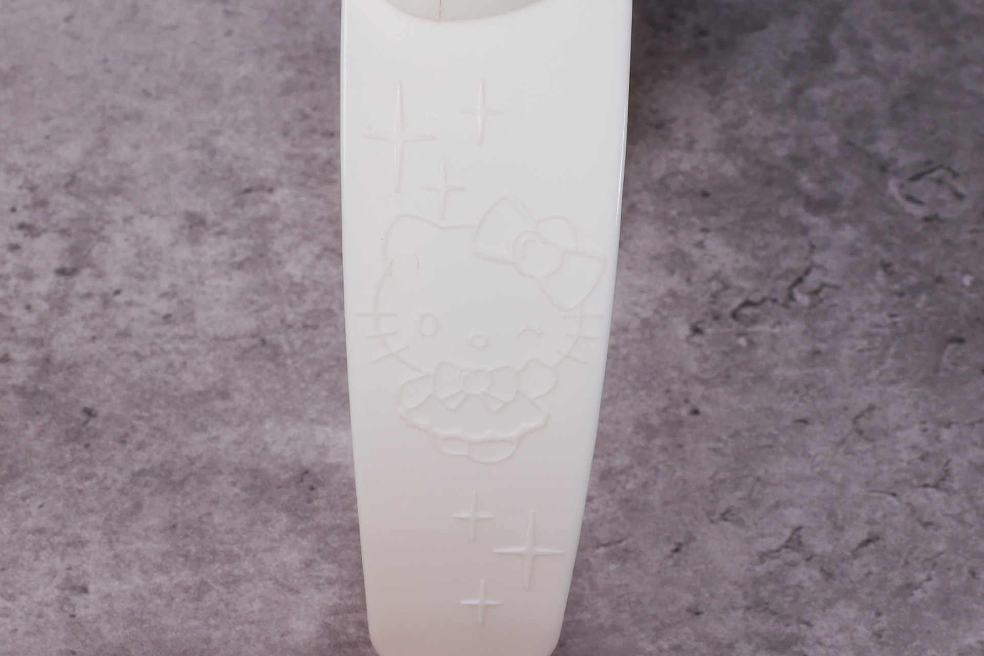 ヘアバンドの側面部分にはハローキティが刻印されている