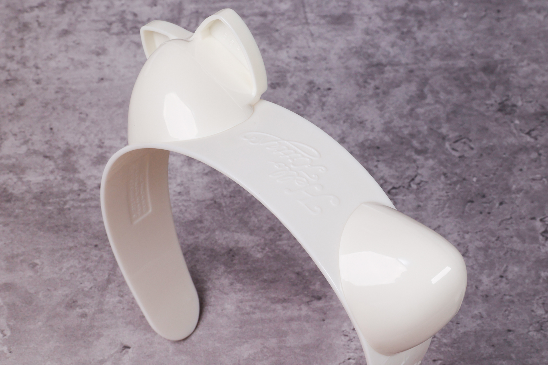 耳の部分は後ろ側も立体的になっている