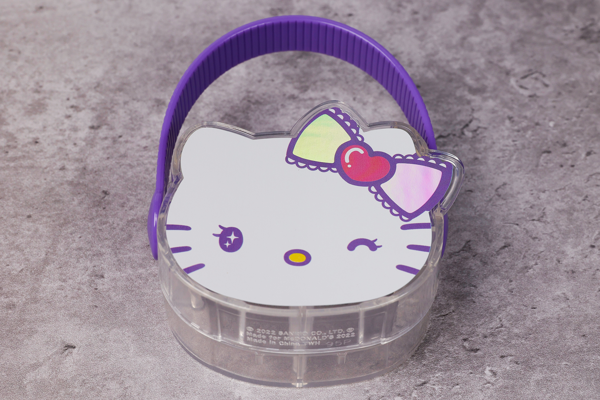 バッグ部分にはハローキティの顔が大きく描かれている