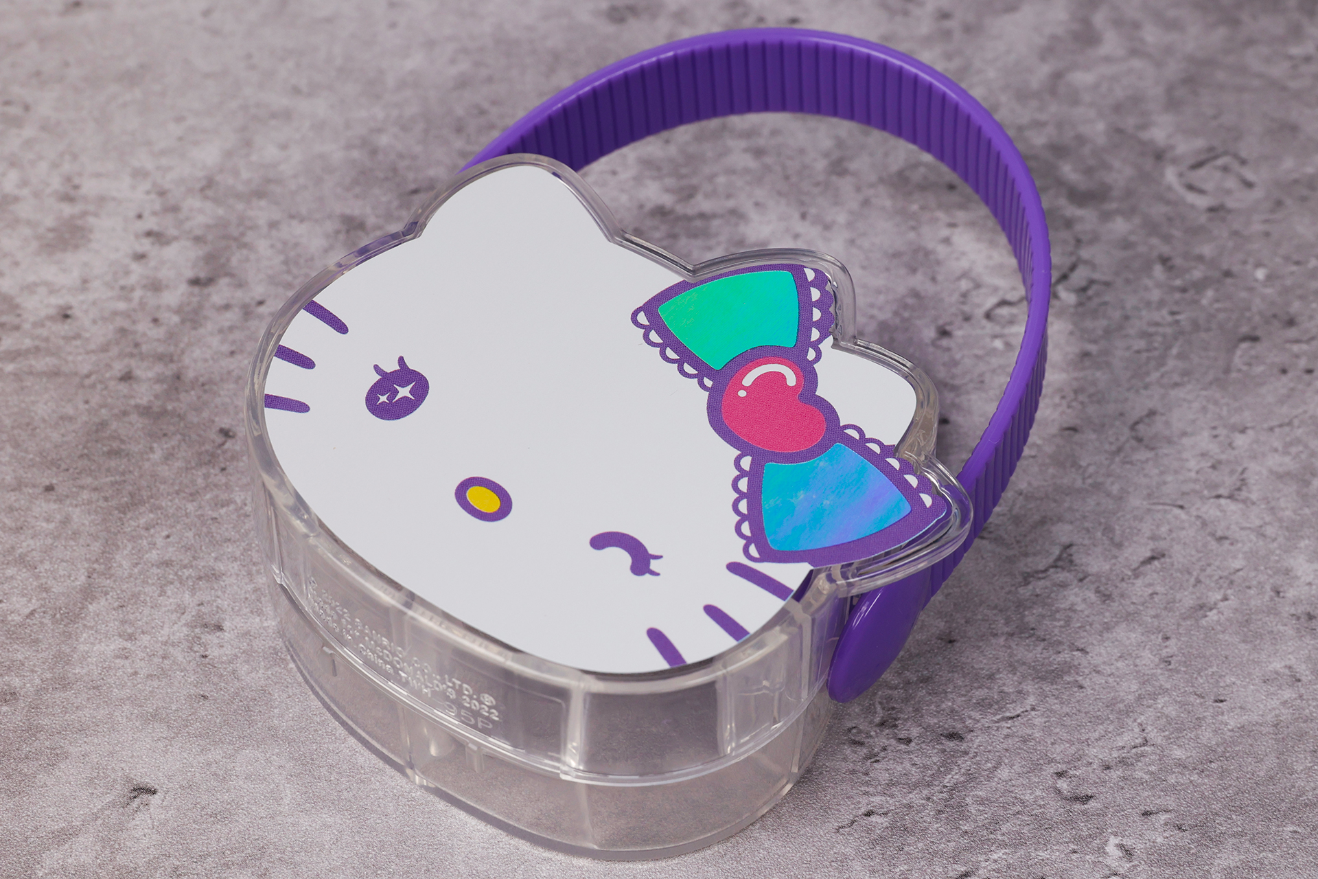 バッグの持ち手やイラストのラインは紫になっており、ちょっと大人びて見える